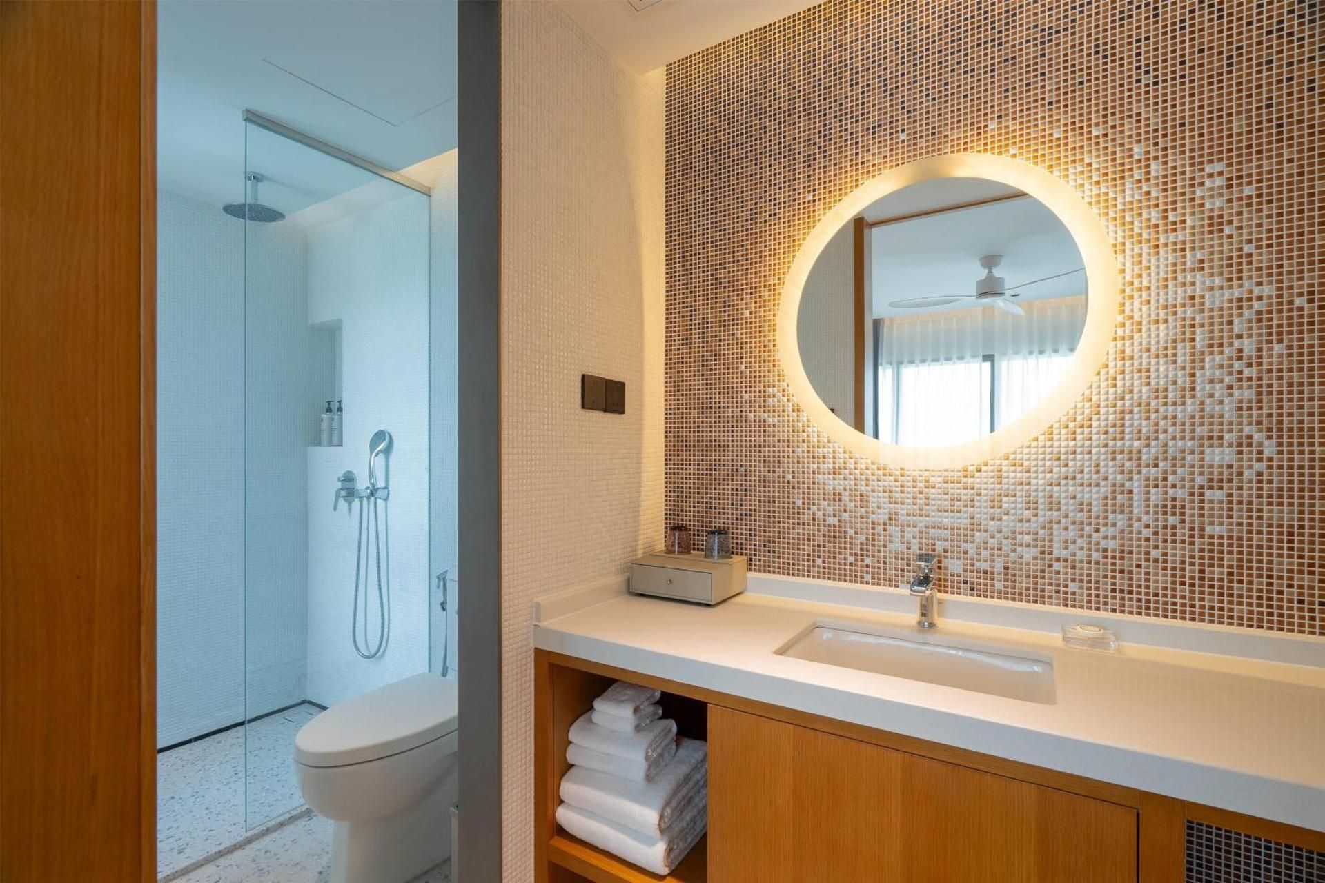 Deluxe Suite, Pool Access, 1 King Bed