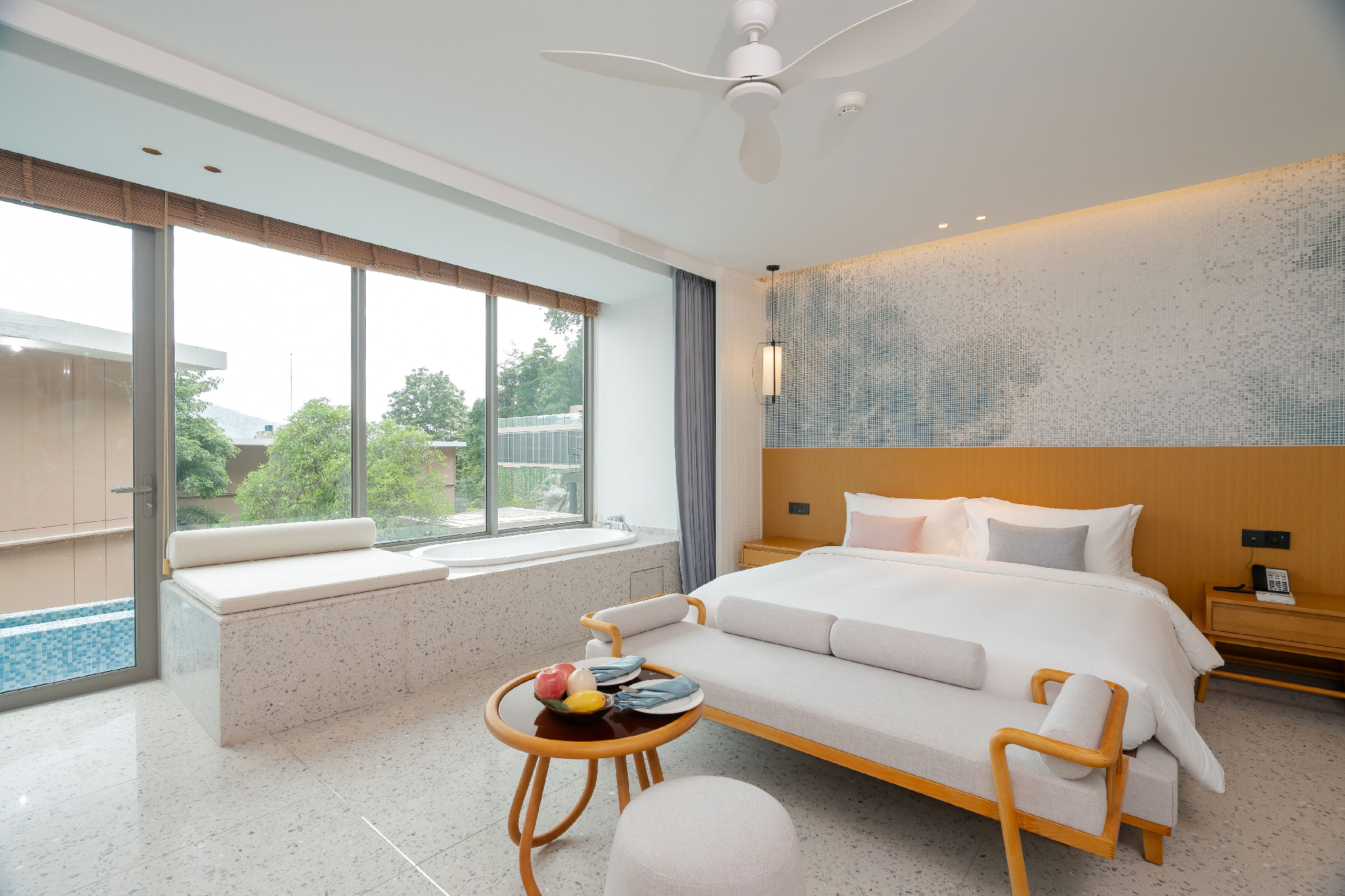 Deluxe Room, Pool Access, 1 King Bed