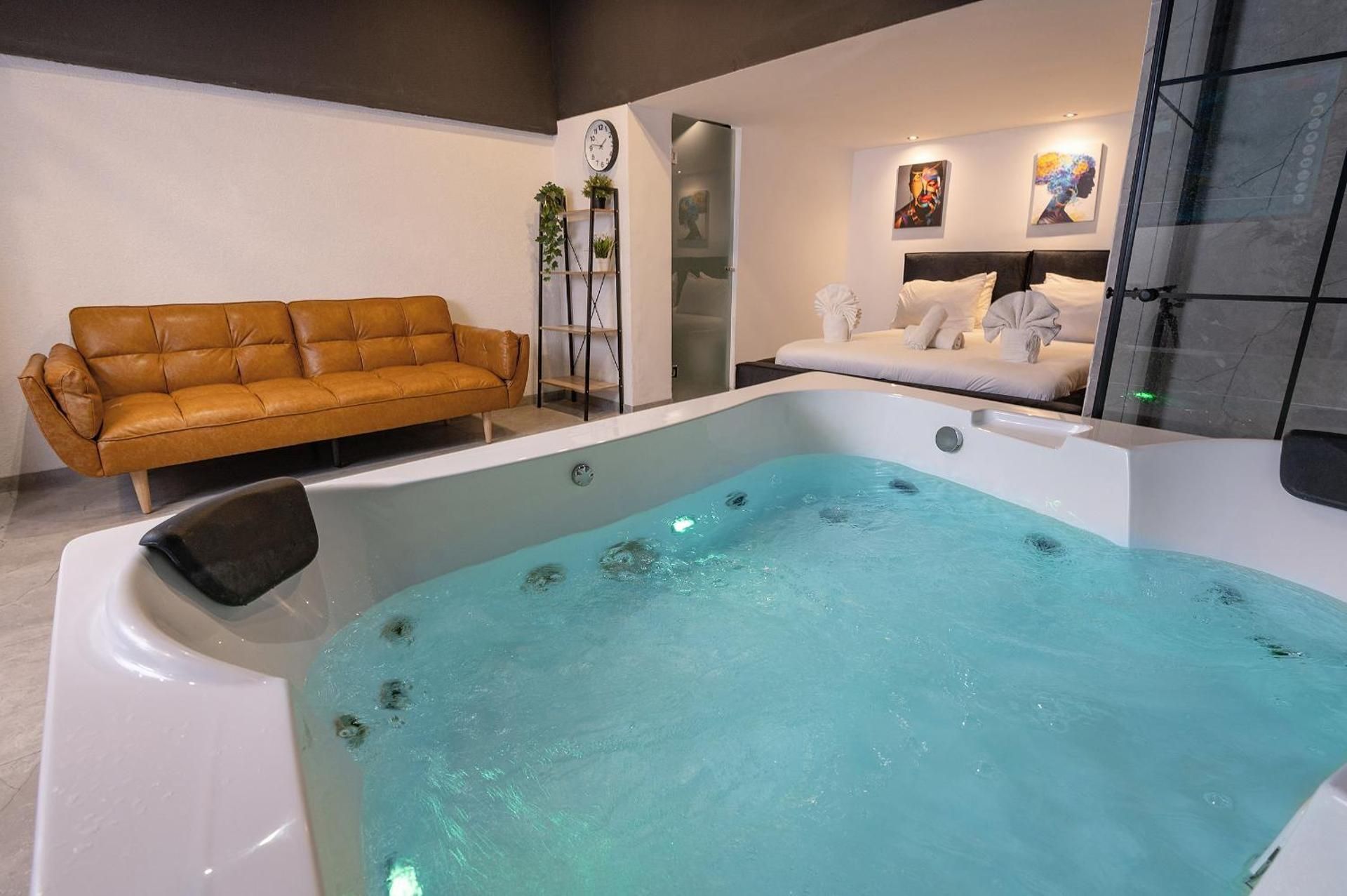 Lago Suites Hotel Queen Suite with Spa Bath 3