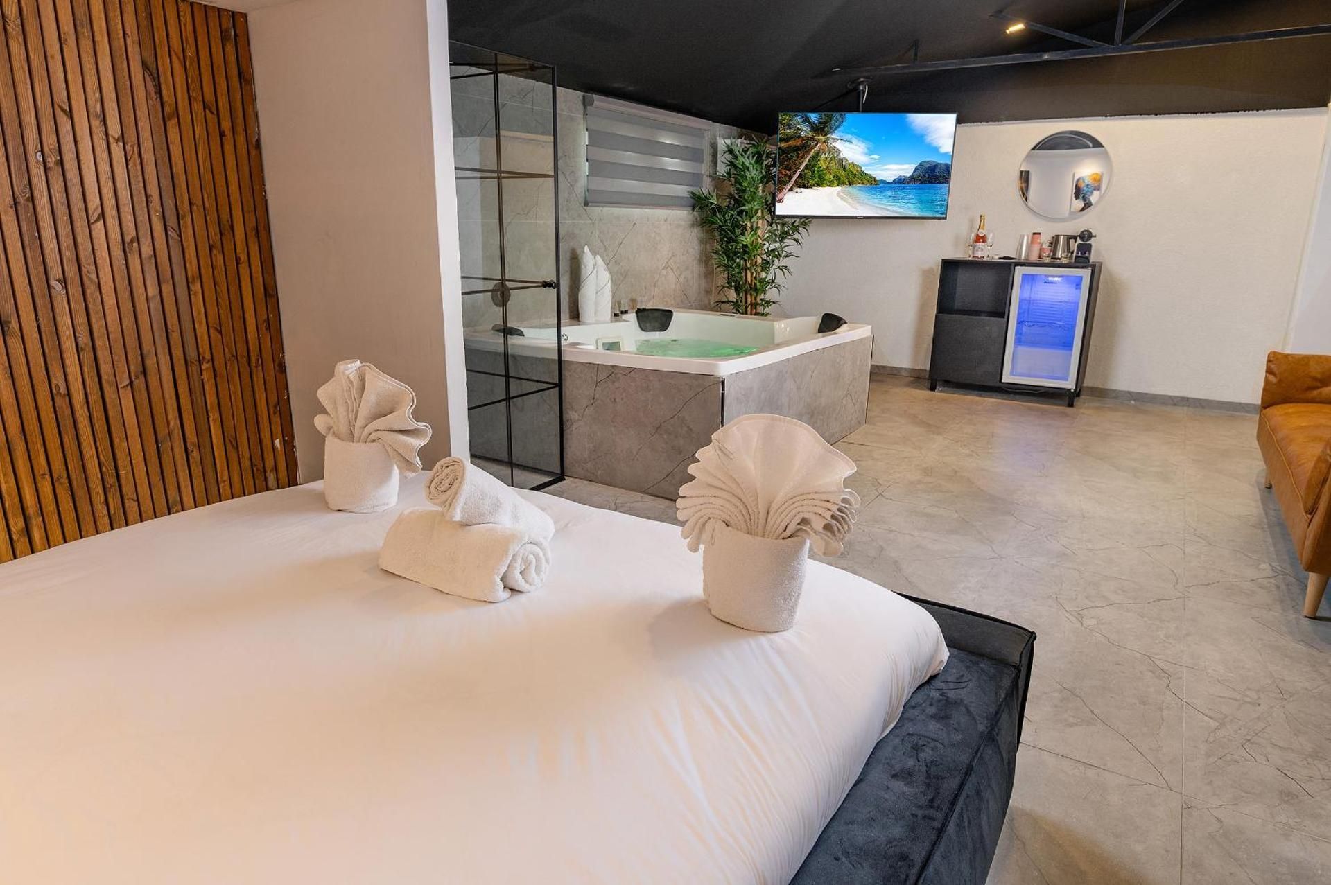 Lago Suites Hotel Queen Suite with Spa Bath