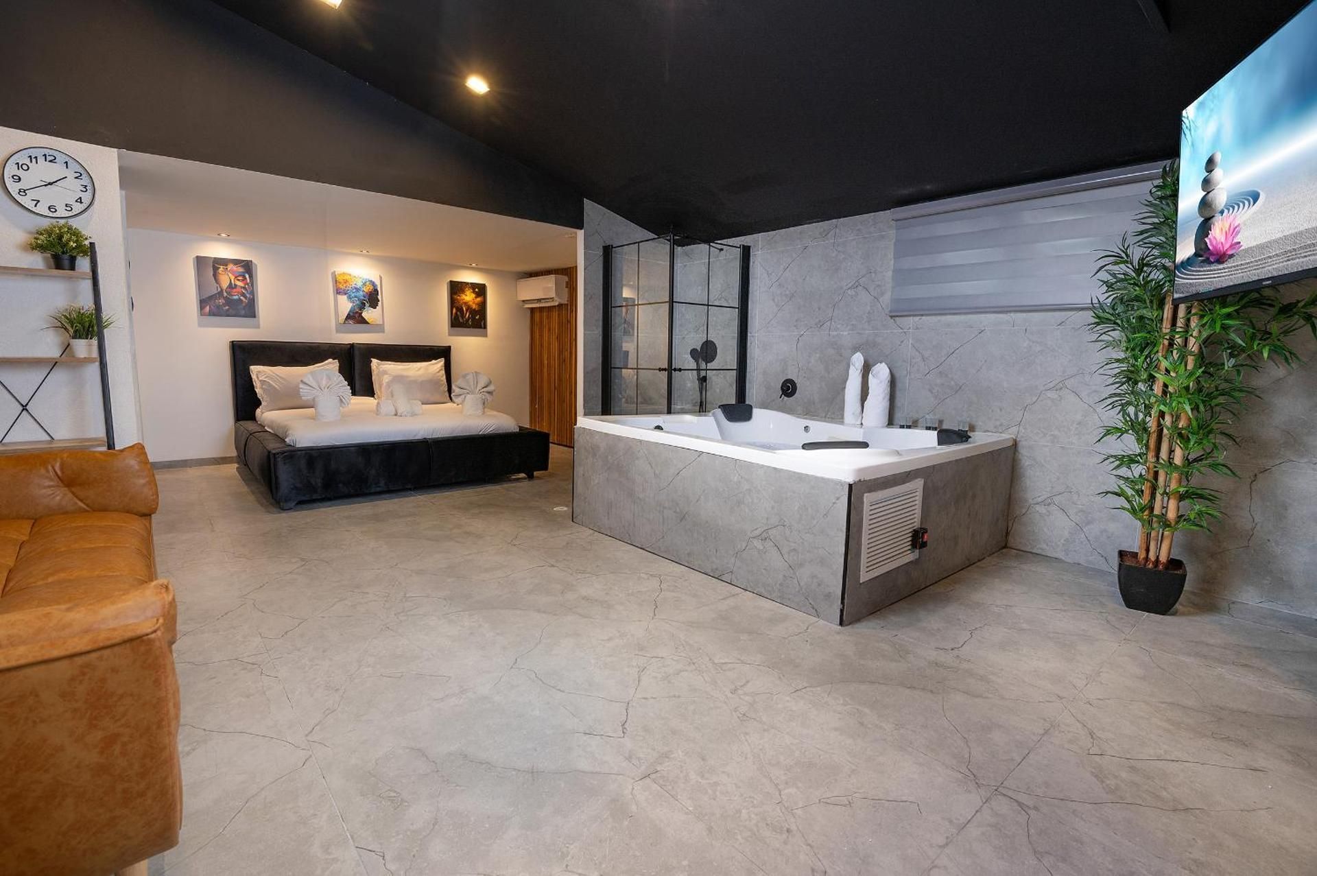 Lago Suites Hotel Queen Suite with Spa Bath 2