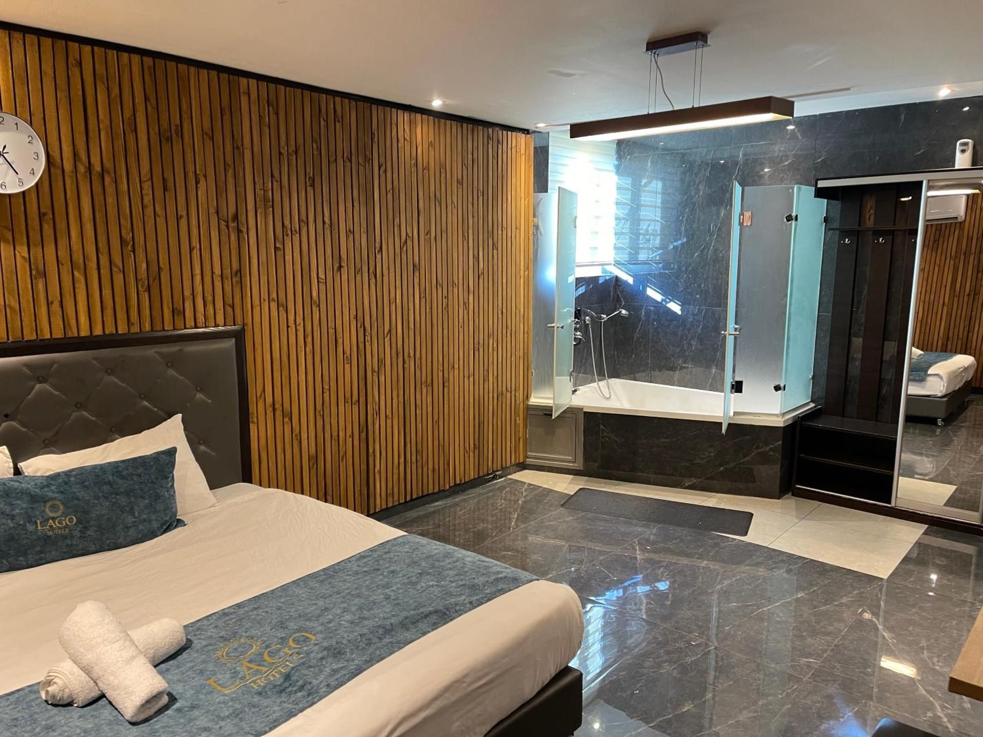 Queen Suite with Spa Bath