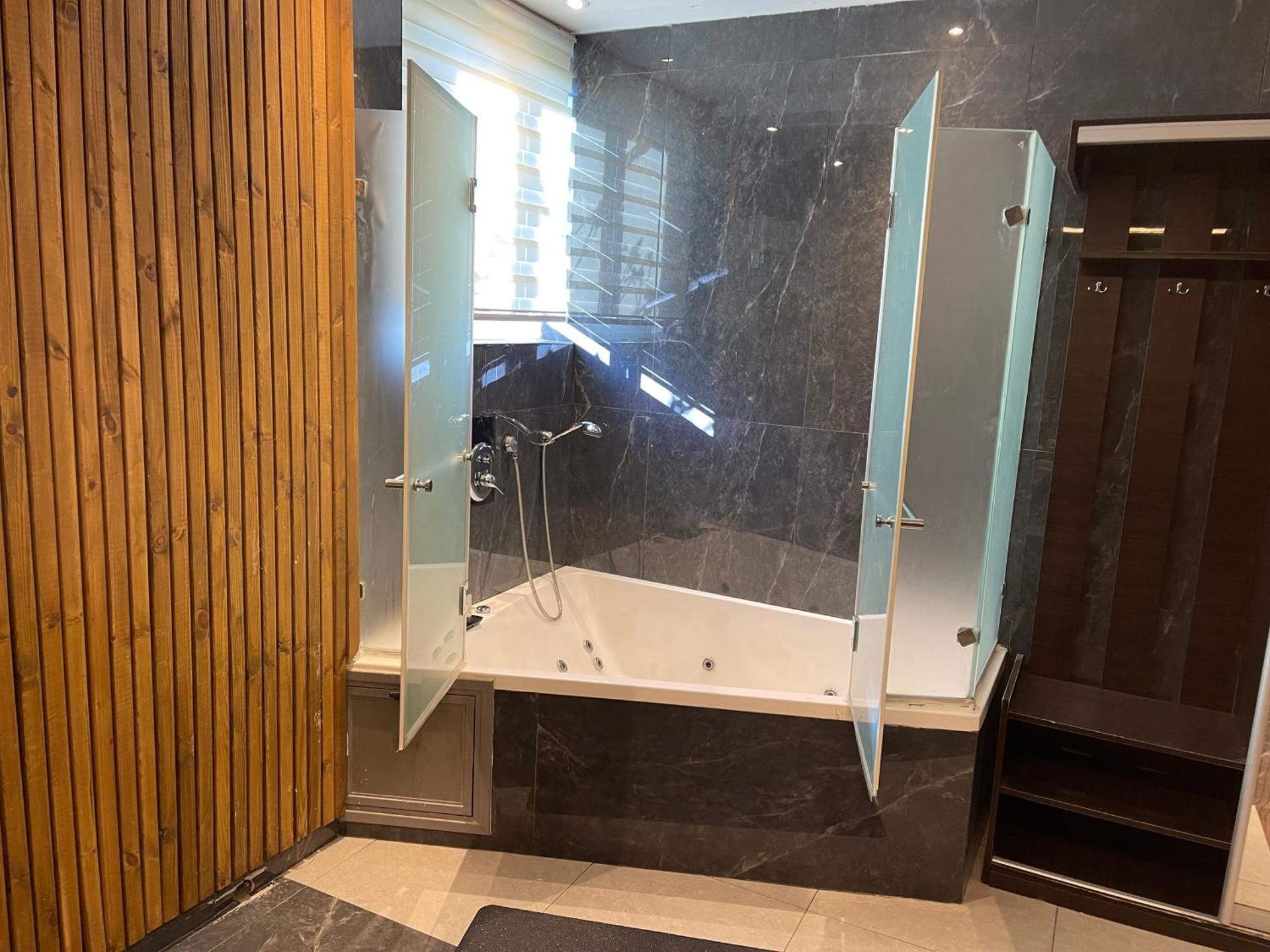 Queen Suite with Spa Bath