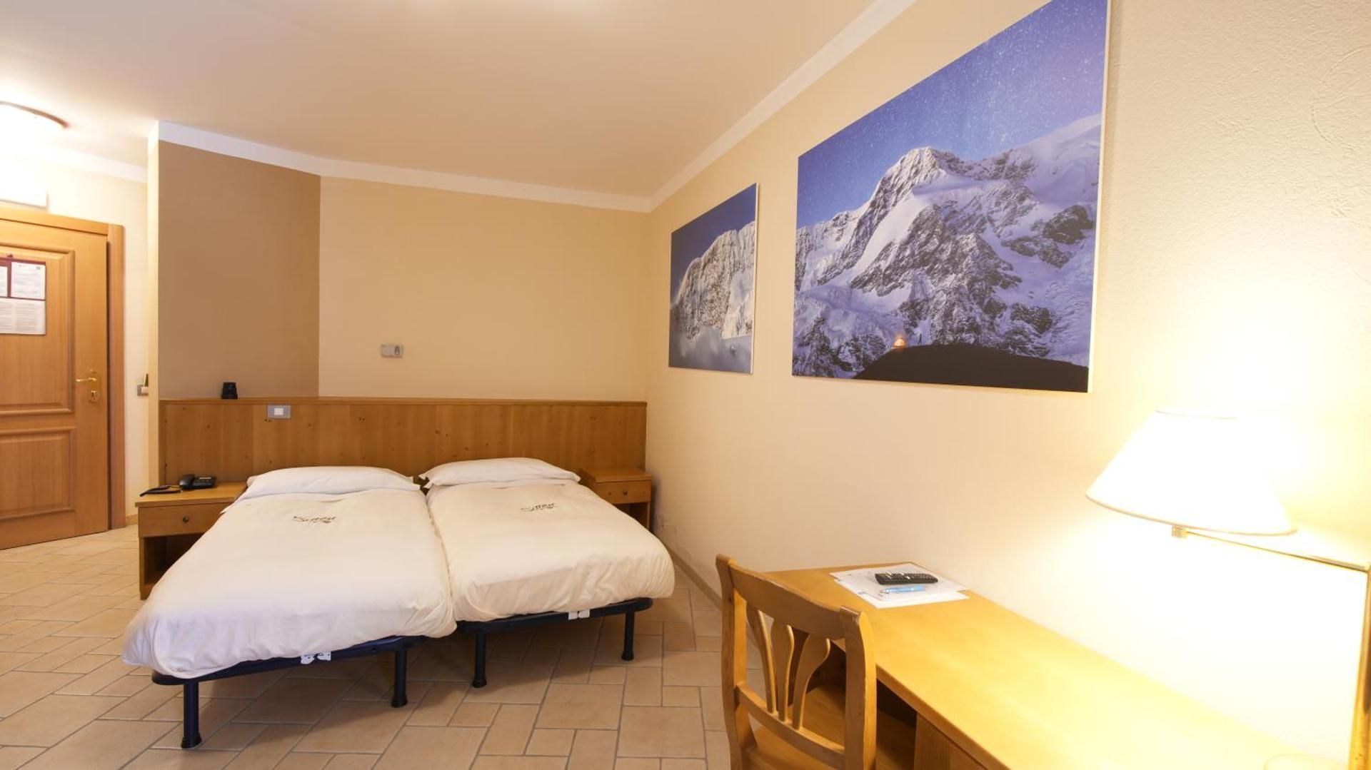 Standard Twin Room with Mountain View