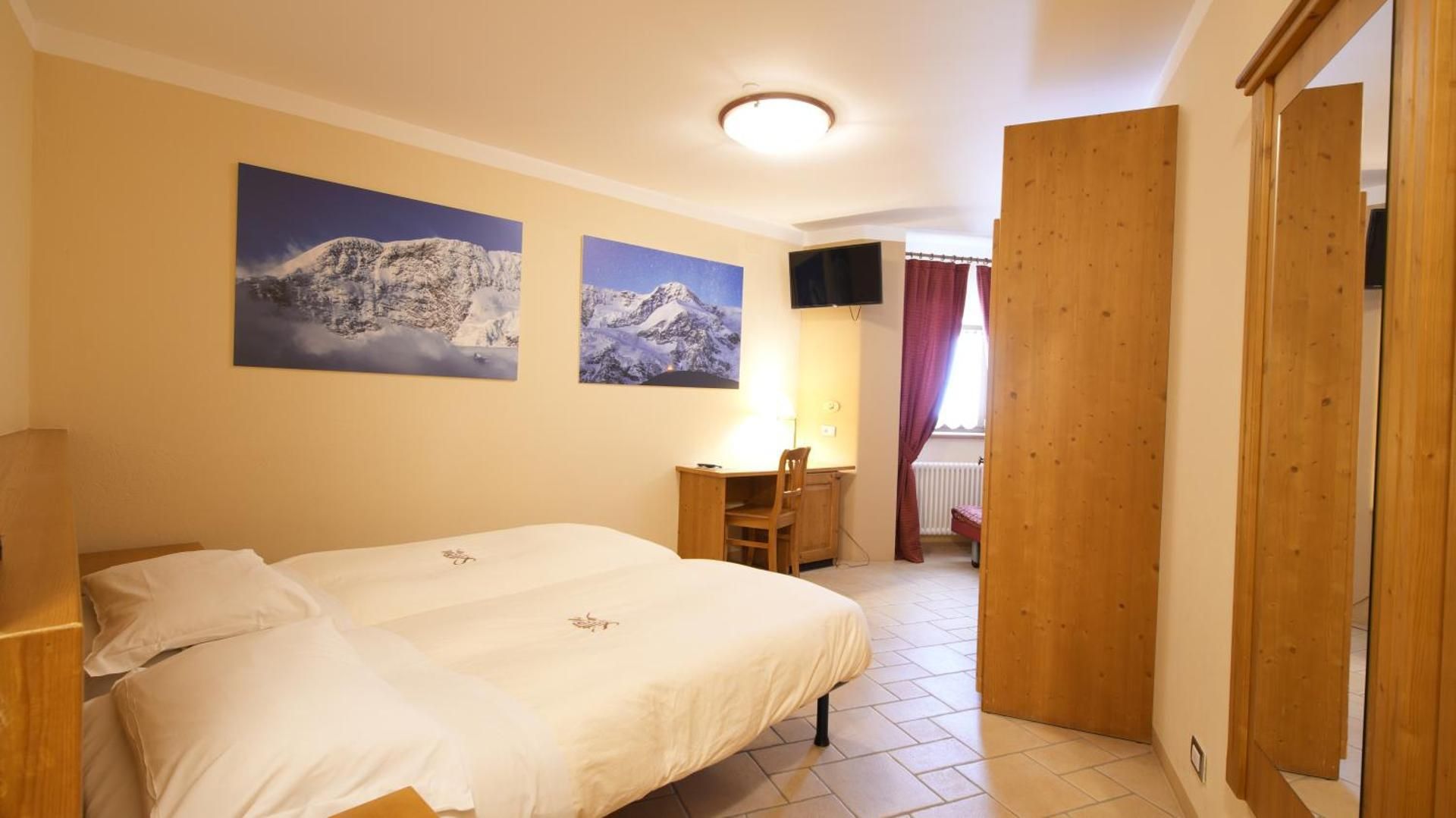 Standard Twin Room with Mountain View