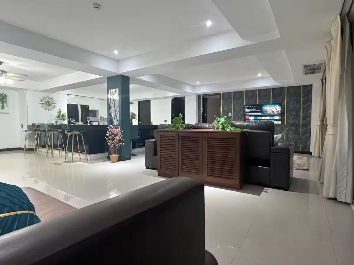 shared lounge/tv area