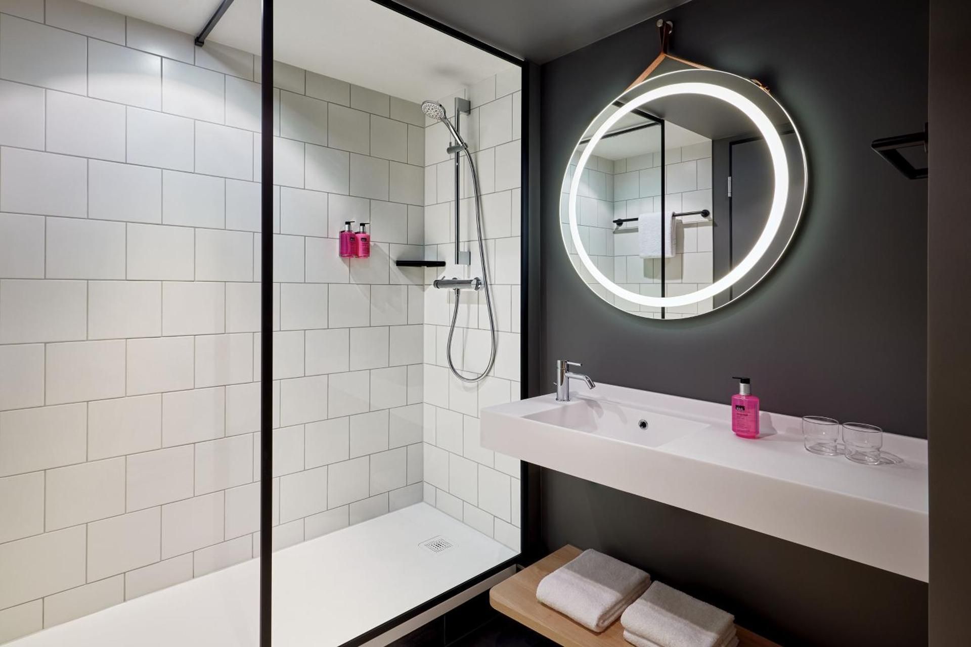 Moxy Bochum Superior King Room 2