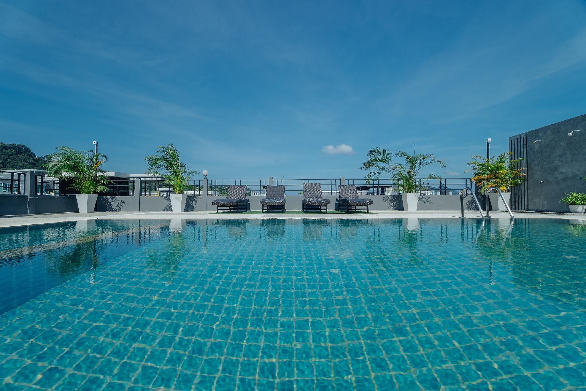 swimming pool [outdoor]