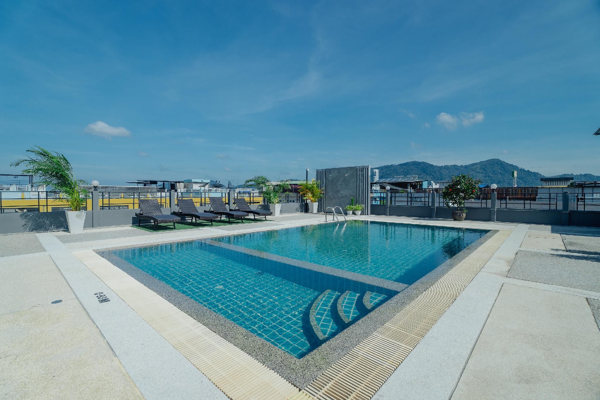 swimming pool [outdoor]