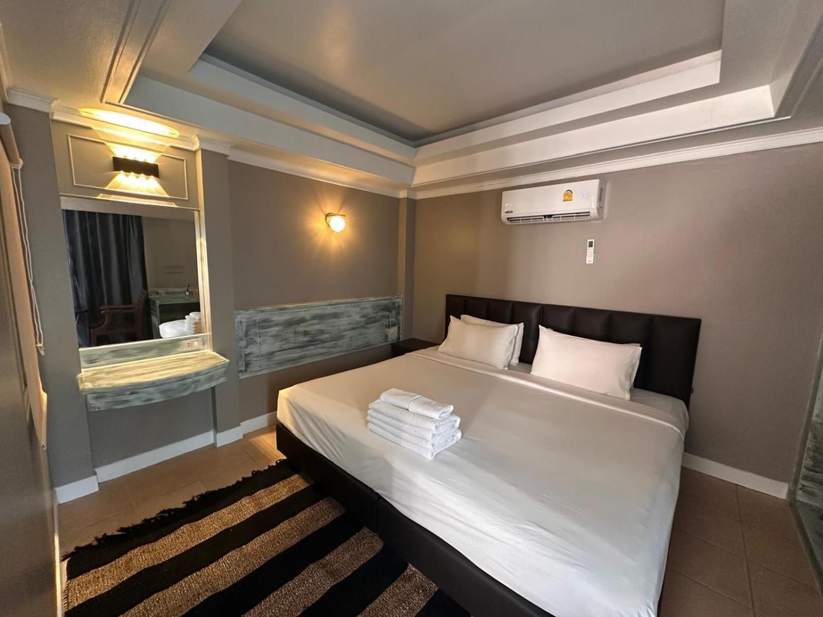 Deluxe Double Room with Side Sea View