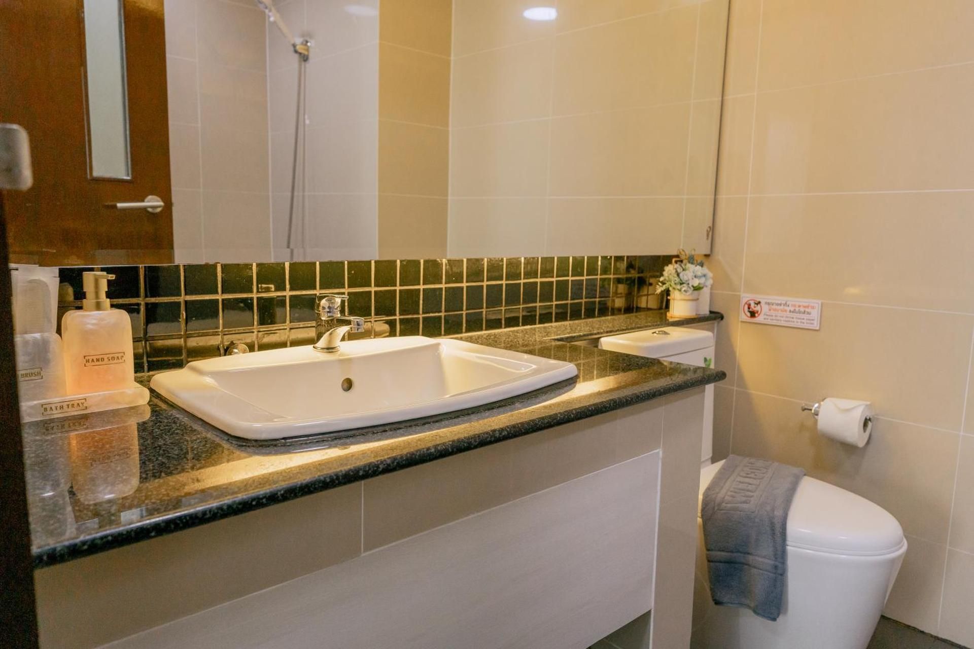 Deluxe Two-Bedroom Apartment with Garden View