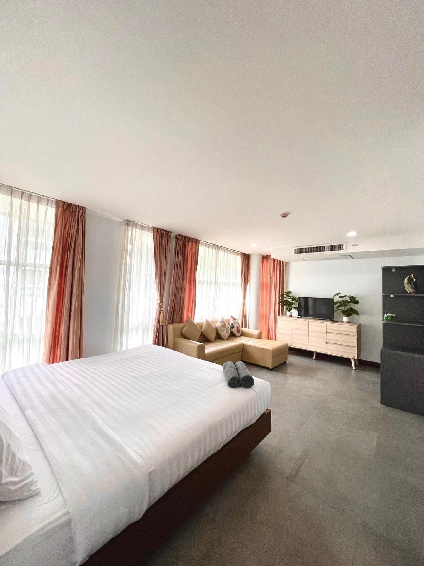 Deluxe Two-Bedroom Apartment with Garden View