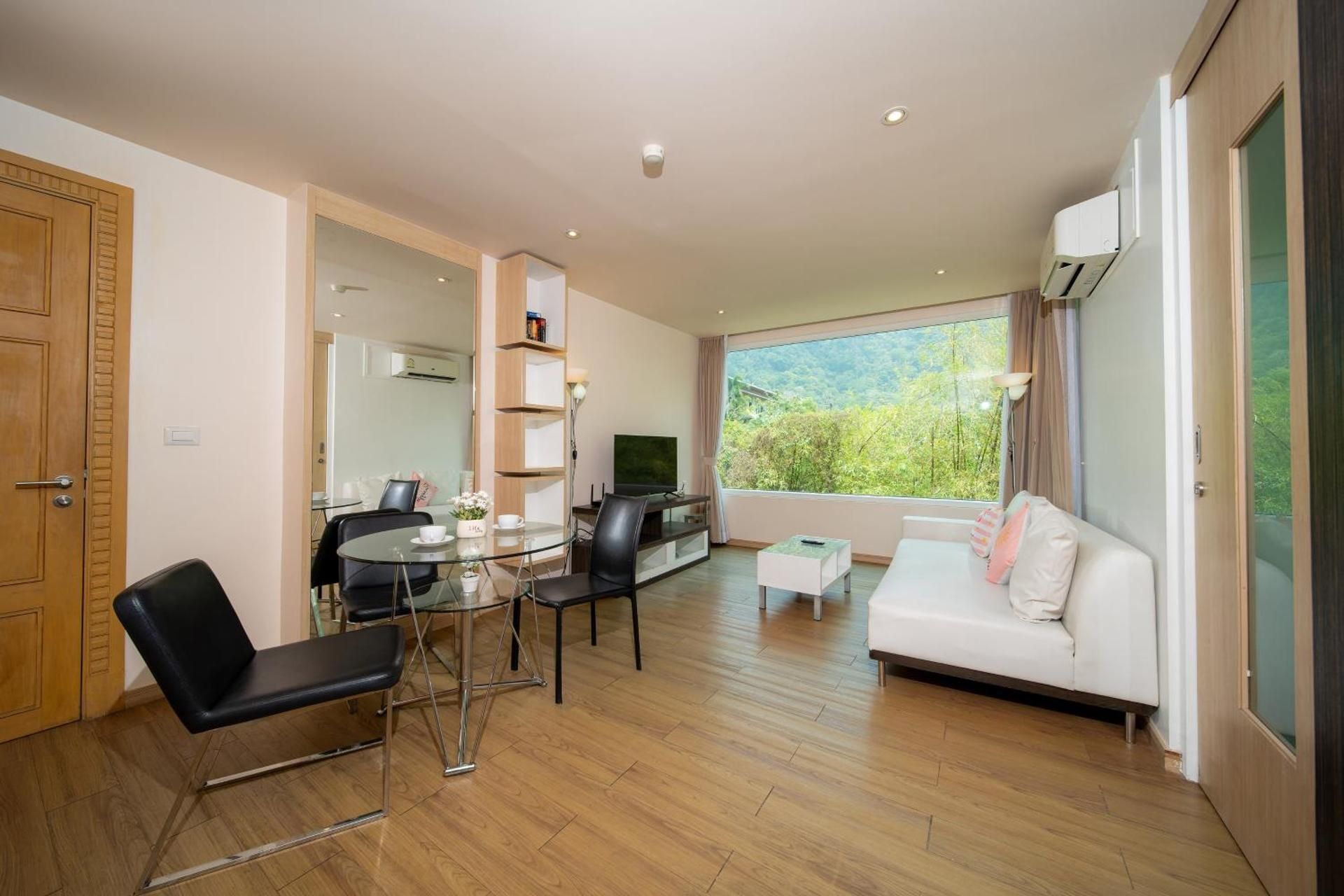 A New Experience of Private Vacation and Work in Patong One-Bedroom Apartment with Balcony 3