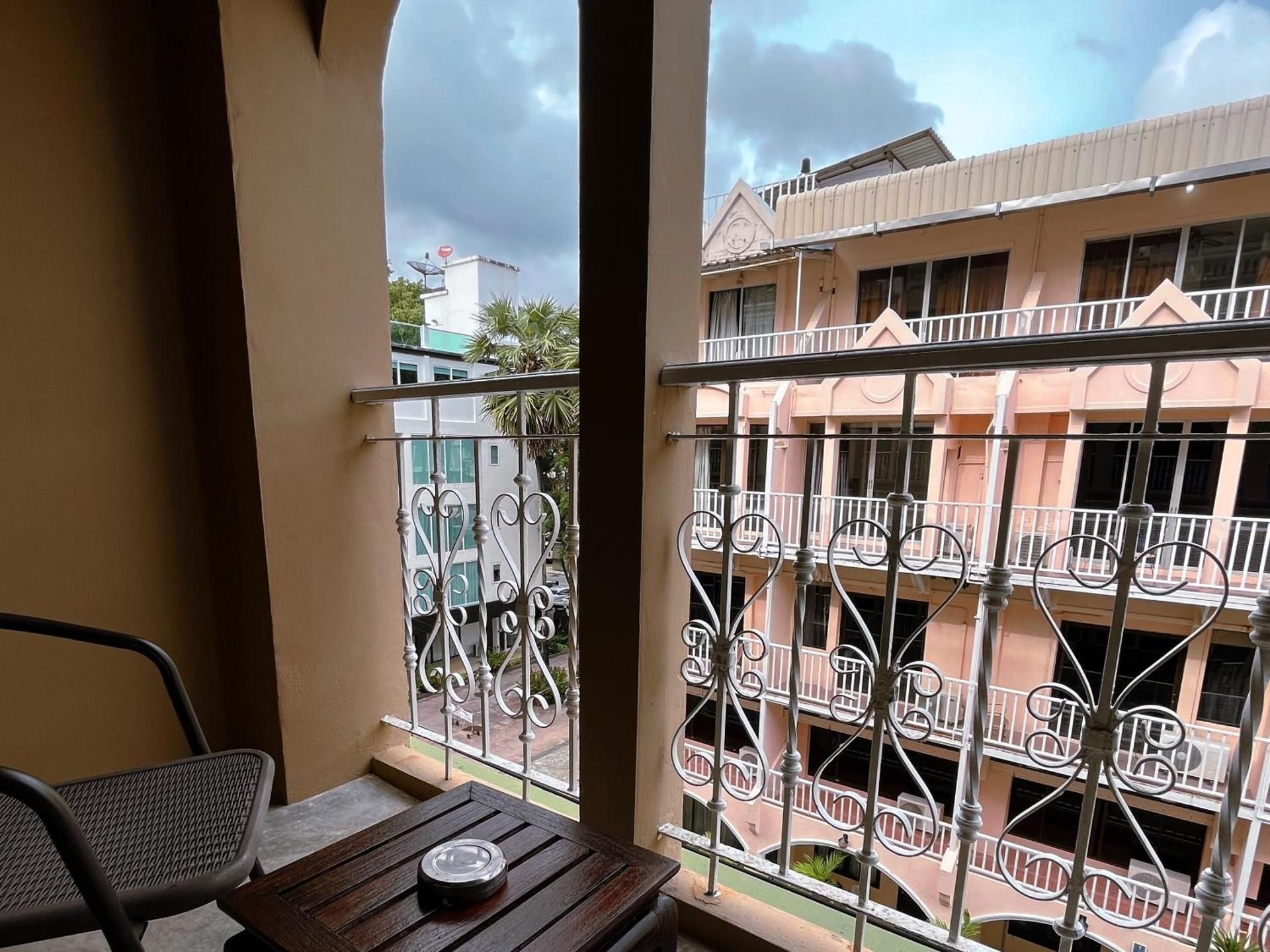 Grand Orlov Apart Hotel Standard Room with King Bed 2