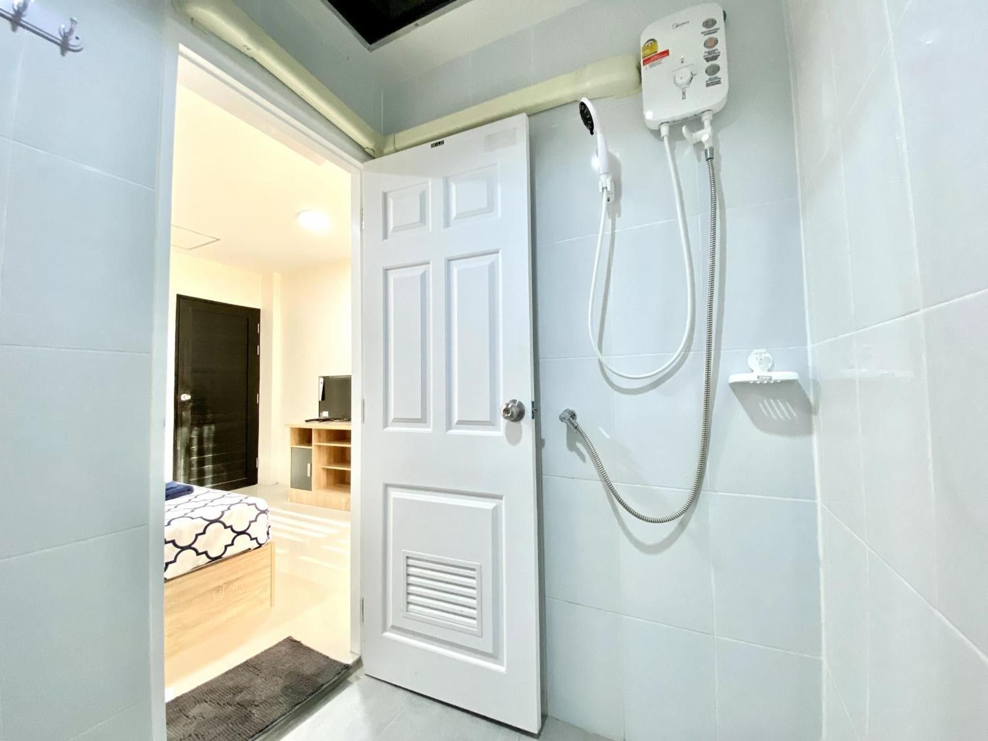 Vista Residence Patong Deluxe Double Room with Balcony 2