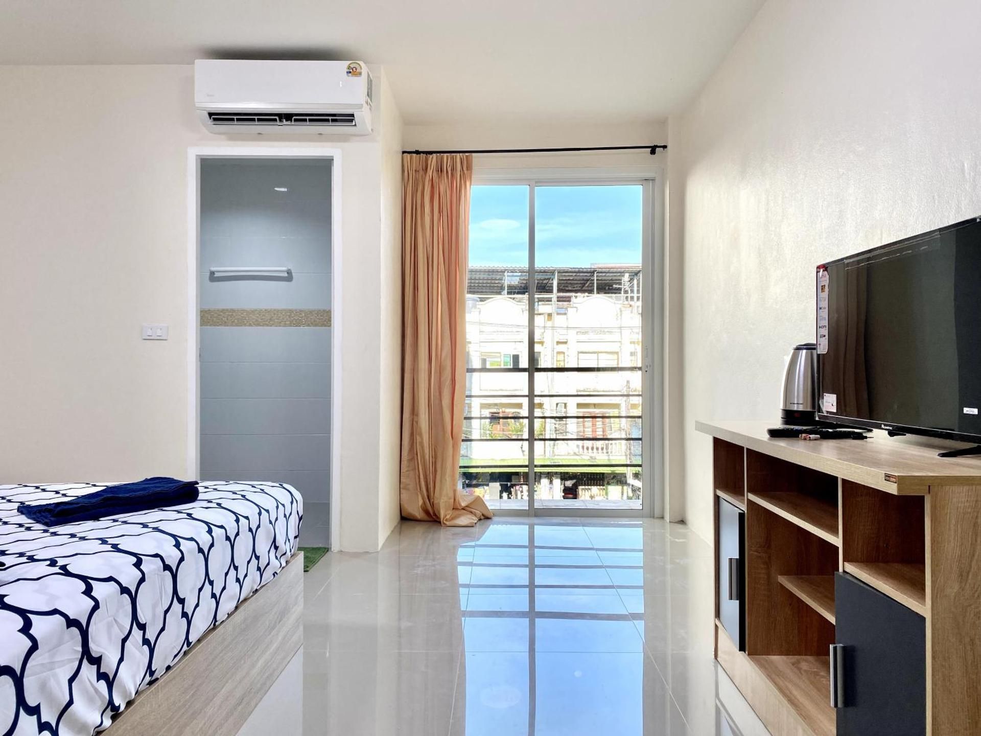 Vista Residence Patong Deluxe Double Room with Balcony 3