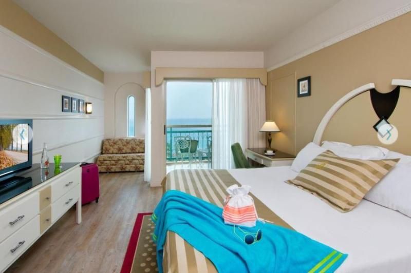 Grand Deluxe Family Room