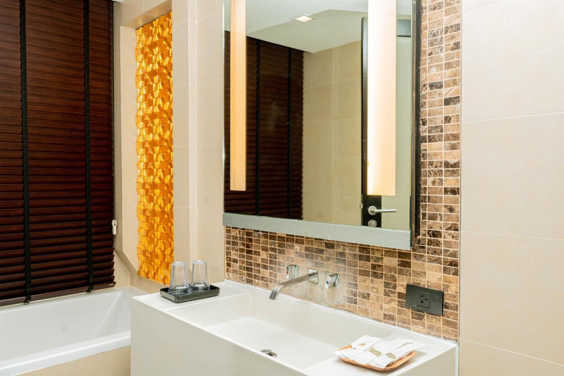 Beachfront and Deluxe Pool Access Patong Phuket Apartment with Pool View  2