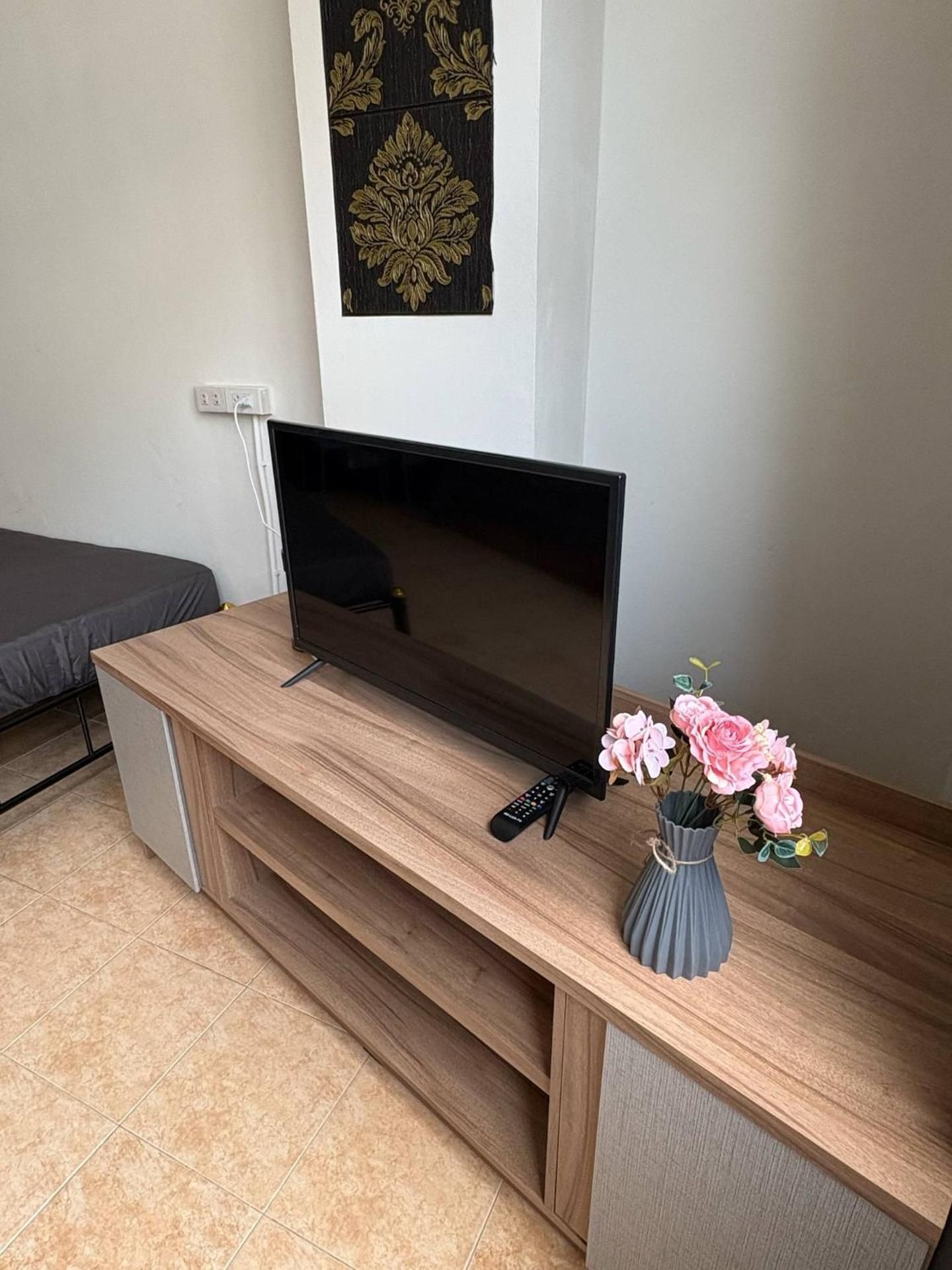 shared lounge/tv area