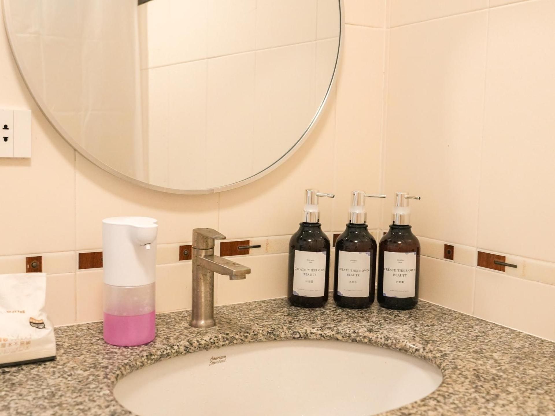 Place Hotel Deluxe Double Room (2 Adults + 1 Child) 3