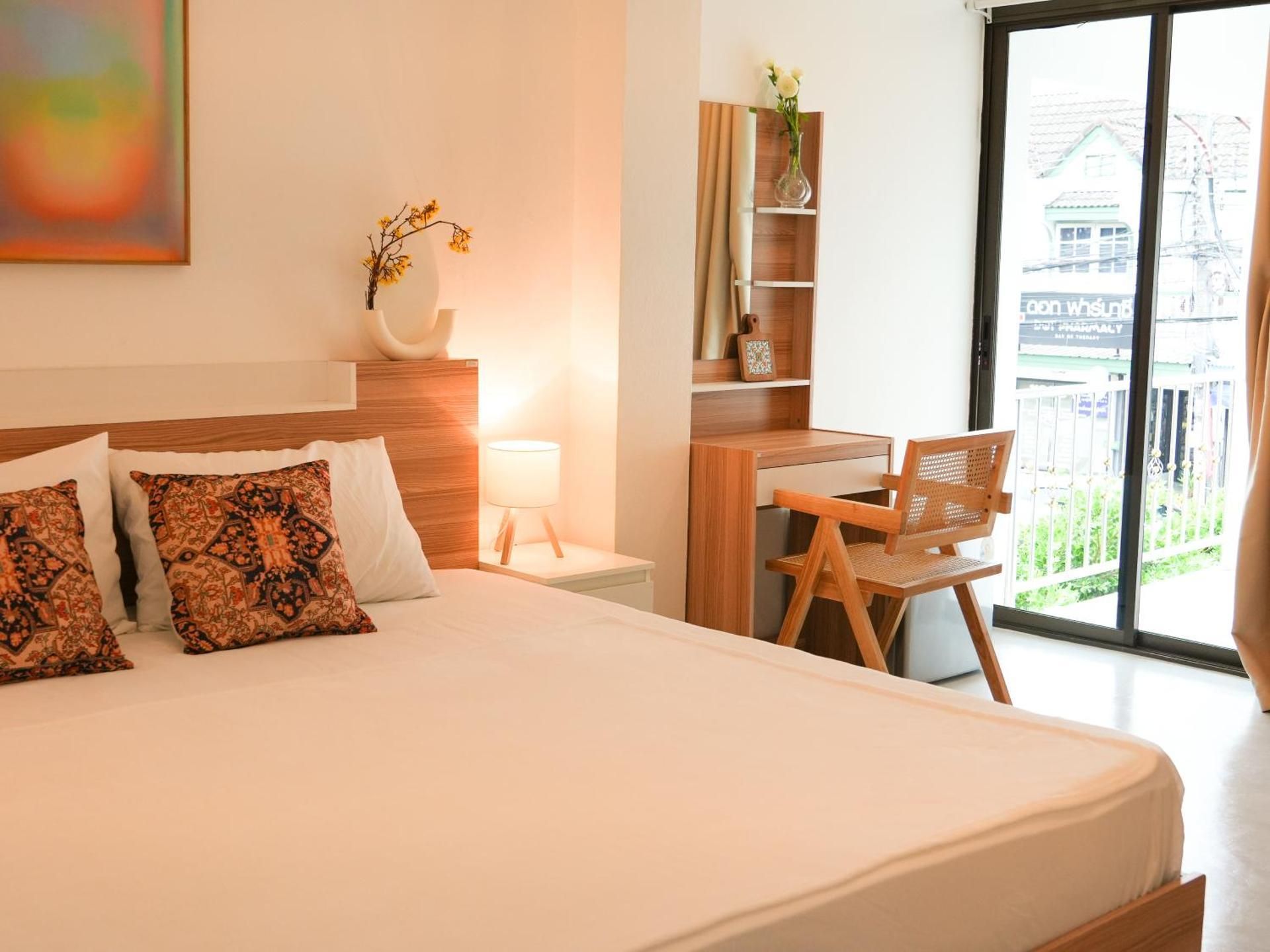 Place Hotel Deluxe Double Room (2 Adults + 1 Child)