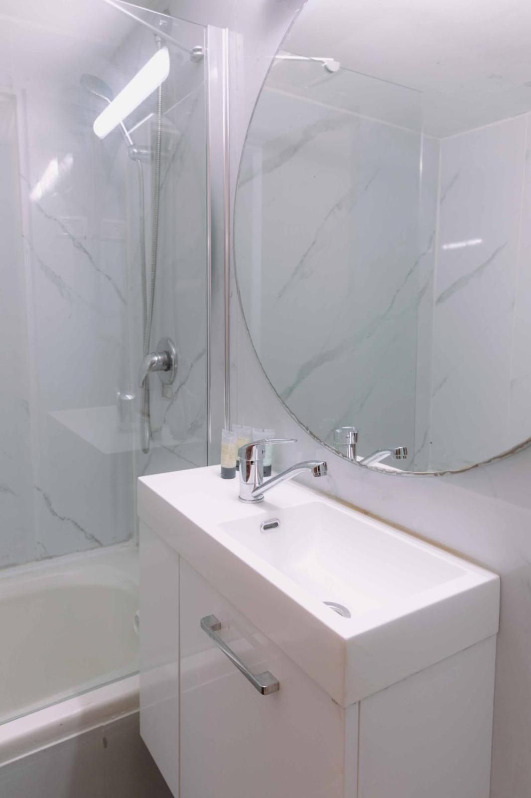 Rich Boutique Hotel Standard Studio- Roof Window 3