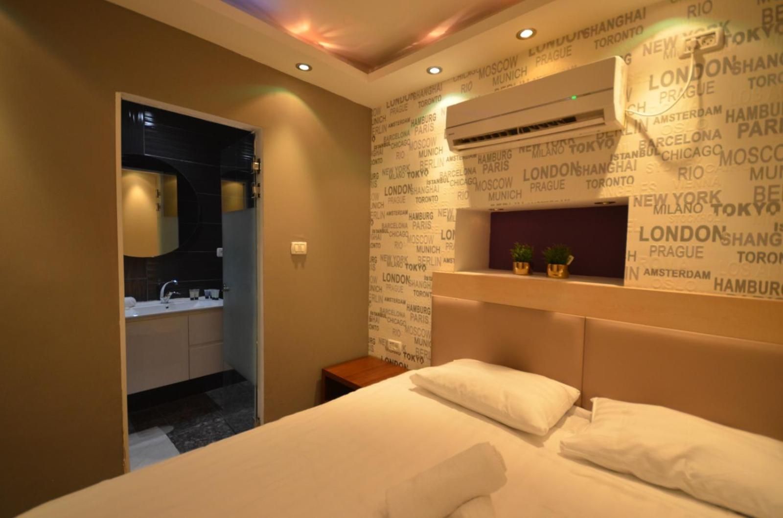 King Suite with Pool View