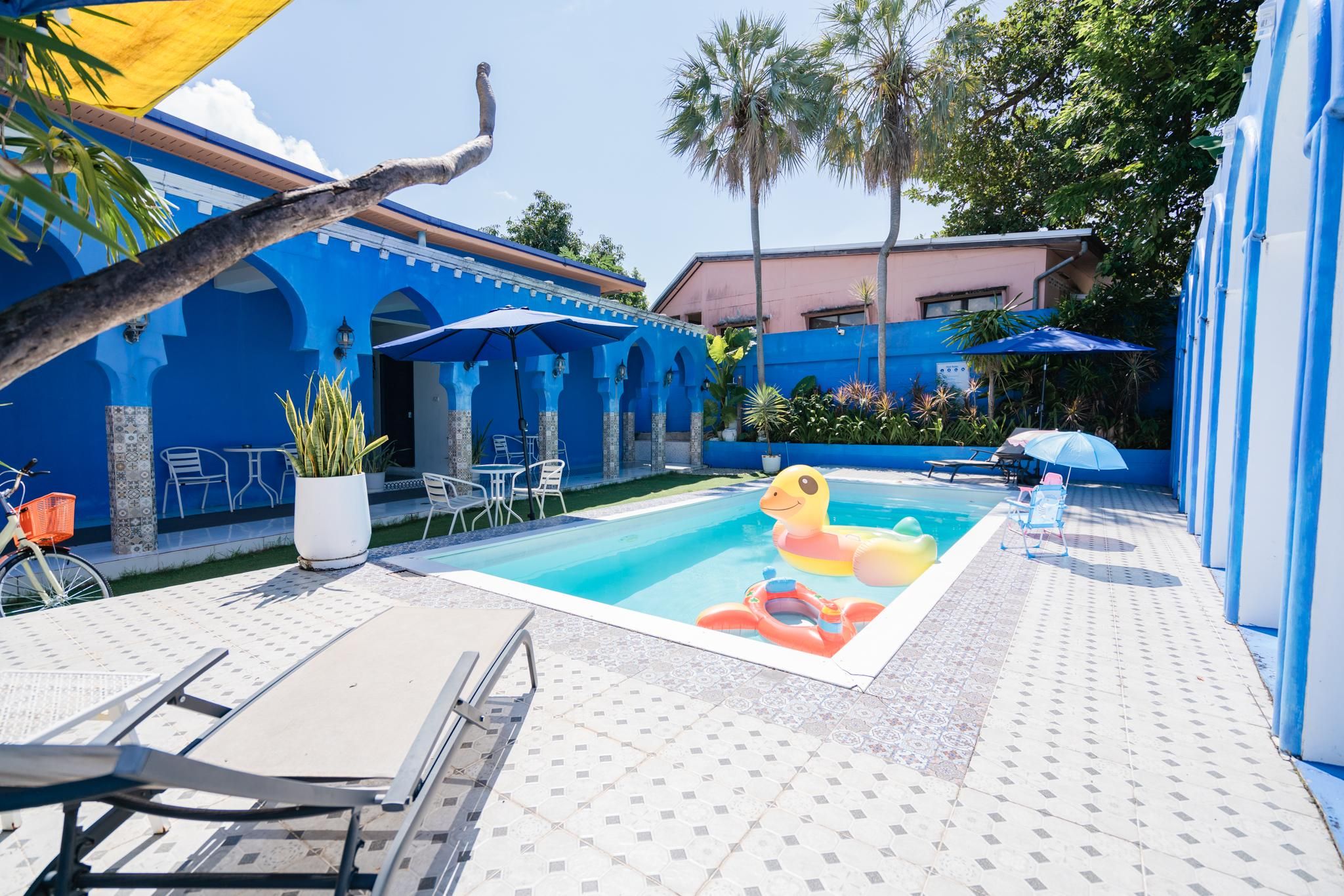 swimming pool [outdoor]