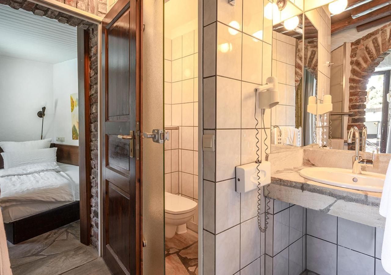 Single Room with Pool View