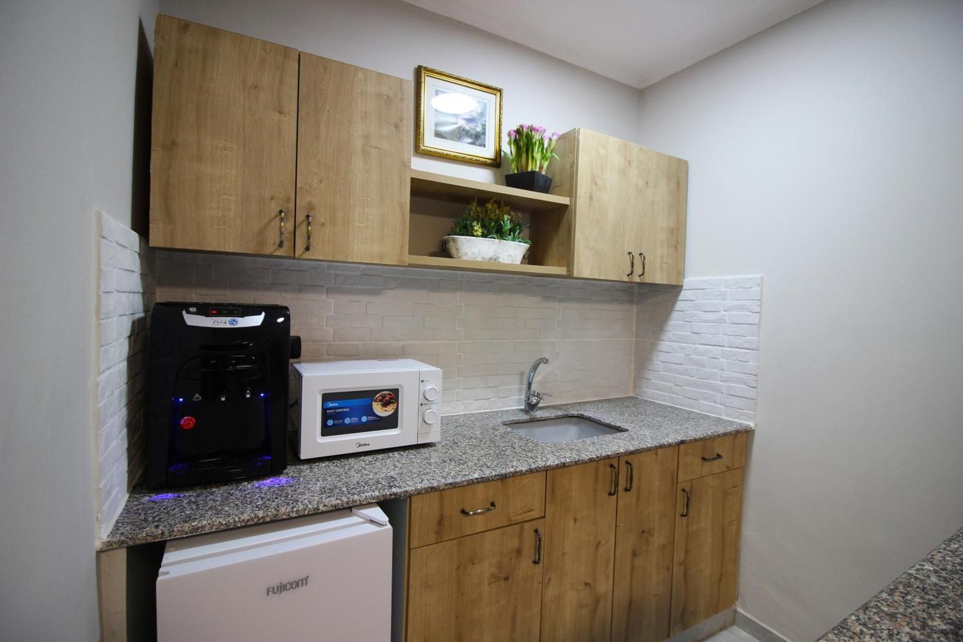 Sunset Inn Family Room (2 Adults + 2 Children) 3