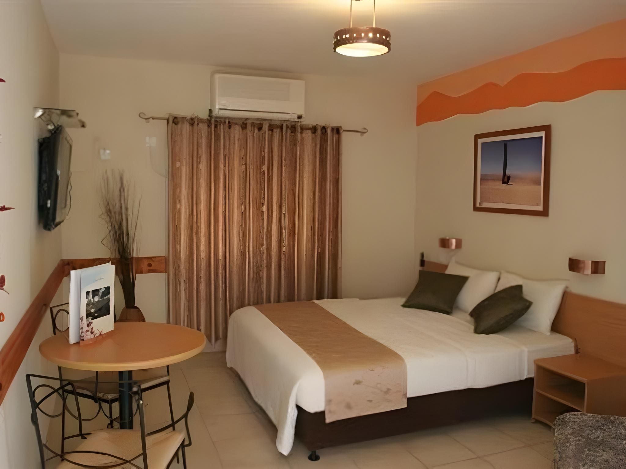 Family Room (2 Adults + 2 Children)