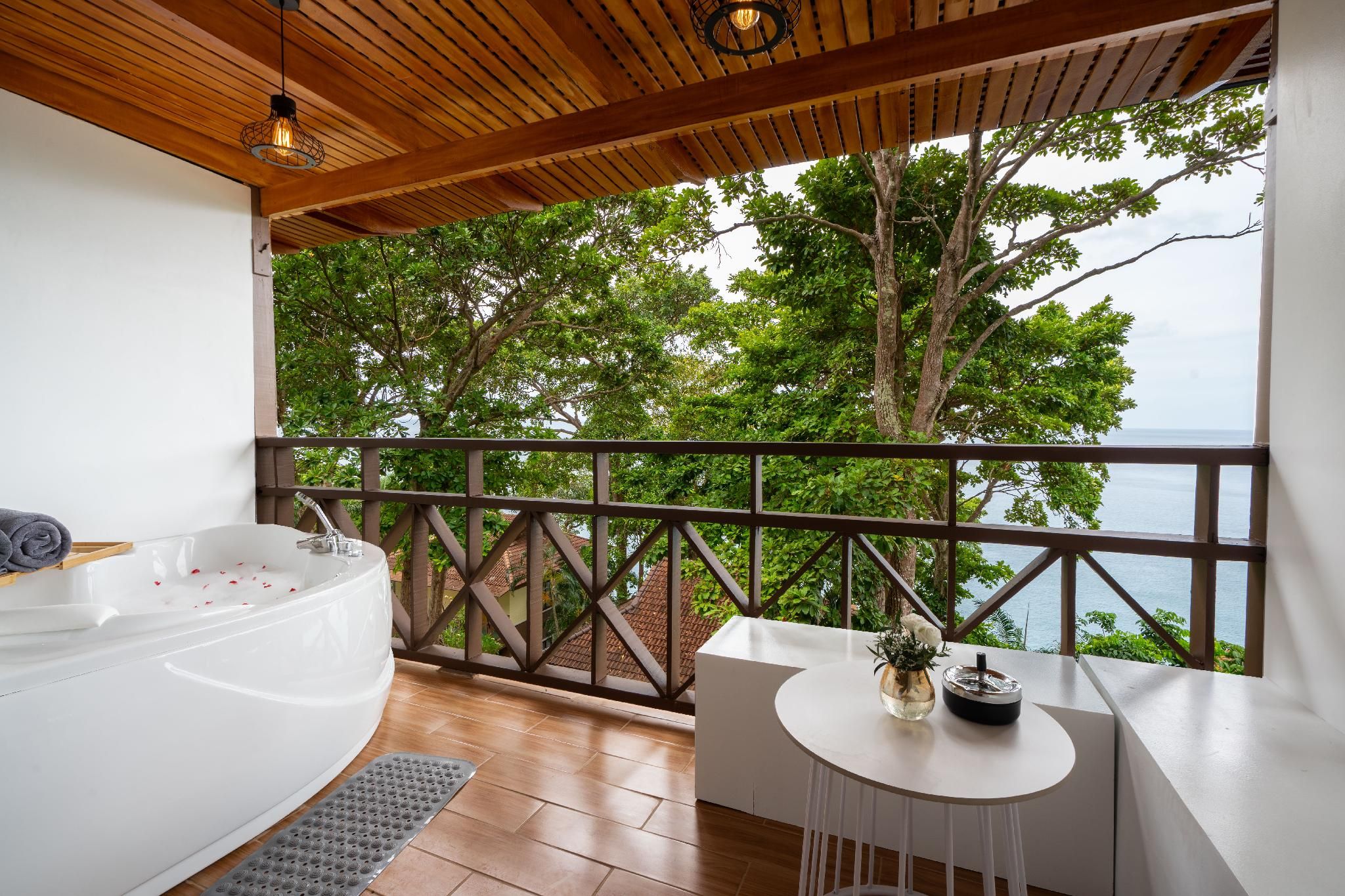 Deluxe Jacuzzi Ocean View