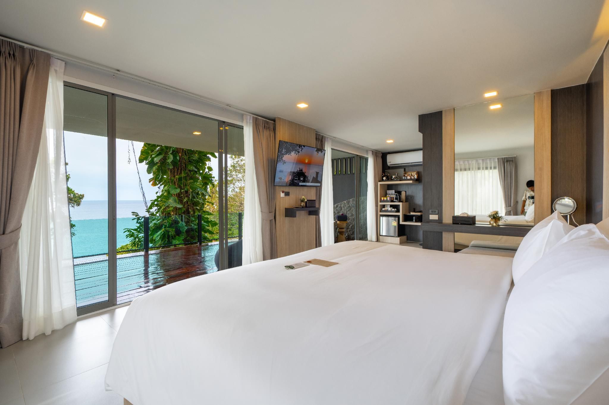 One Bedroom Jacuzzi Ocean Terrace