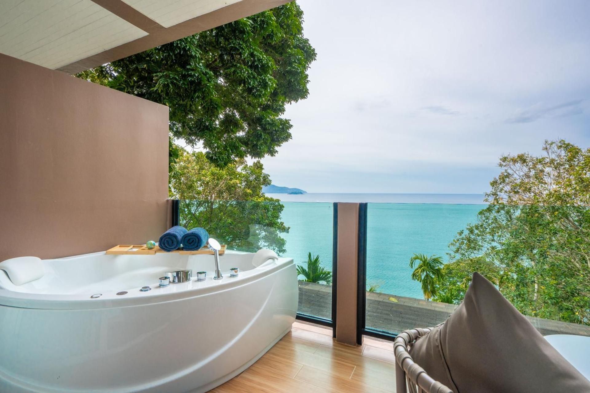 Deluxe Jacuzzi Ocean View