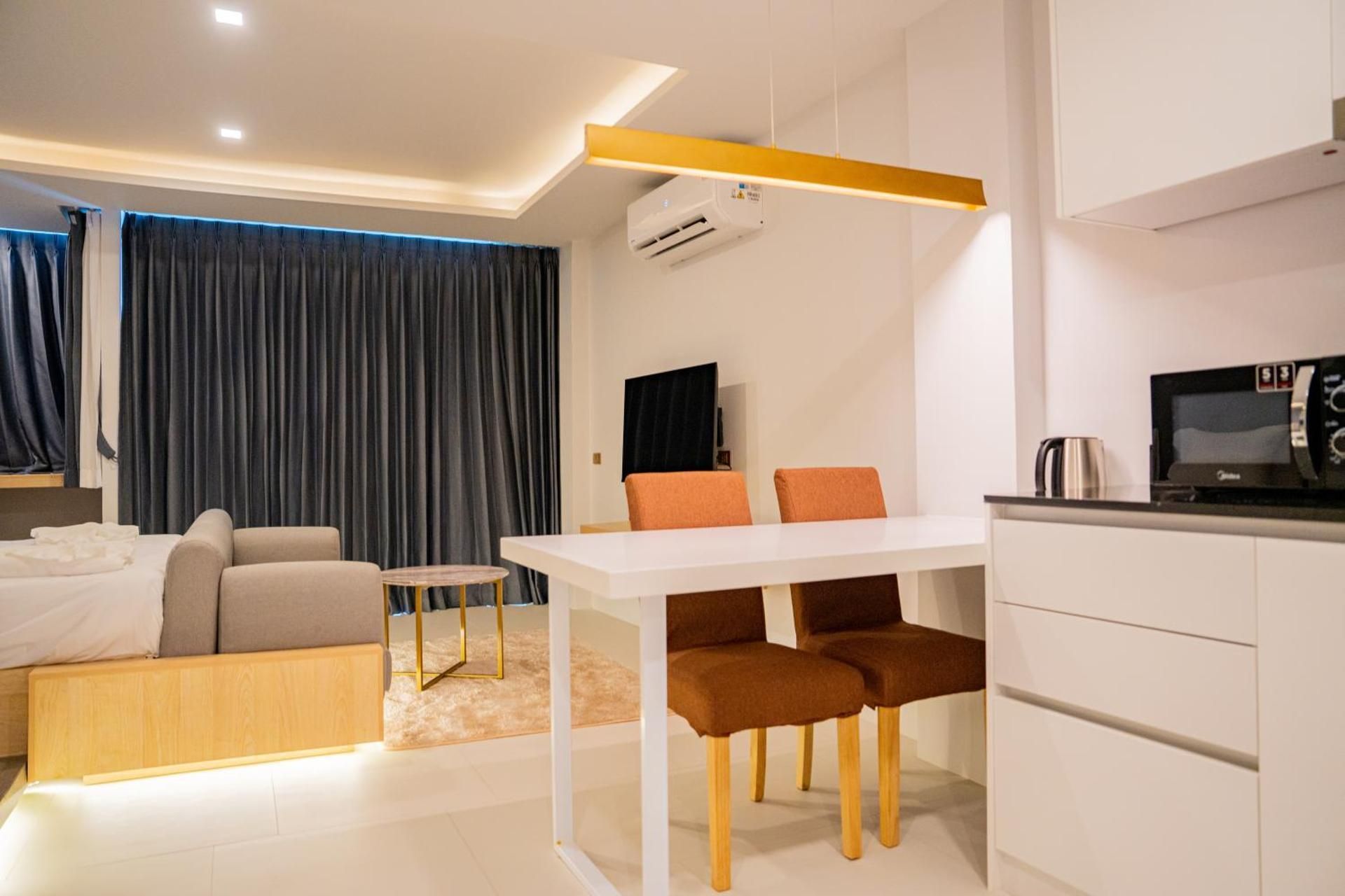 Deluxe One-Bedroom Apartment