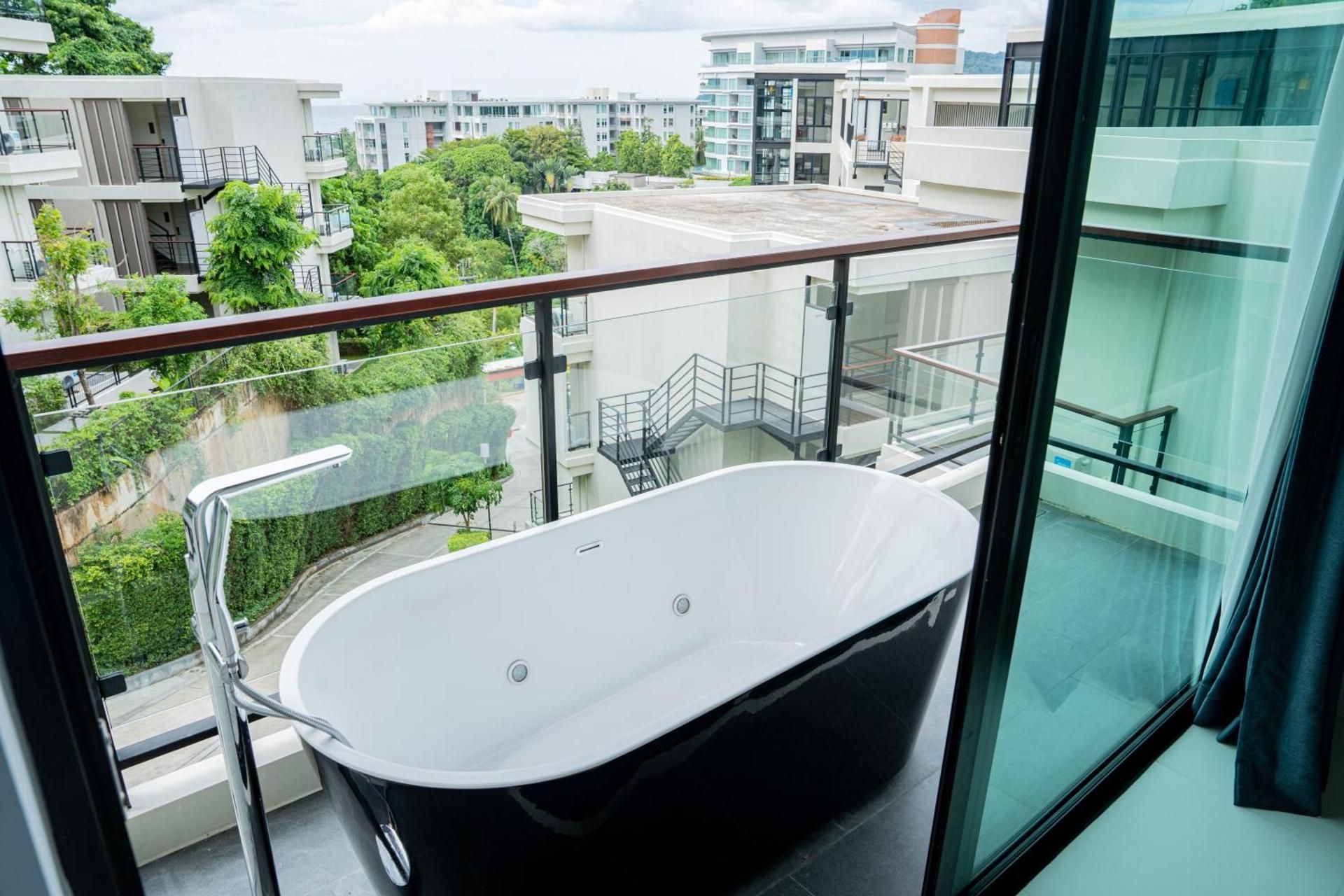 Deluxe One-Bedroom Apartment