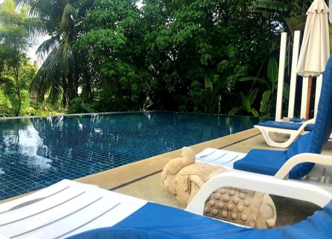 swimming pool [outdoor]