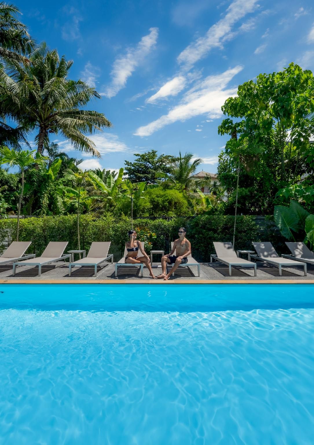 swimming pool [outdoor]