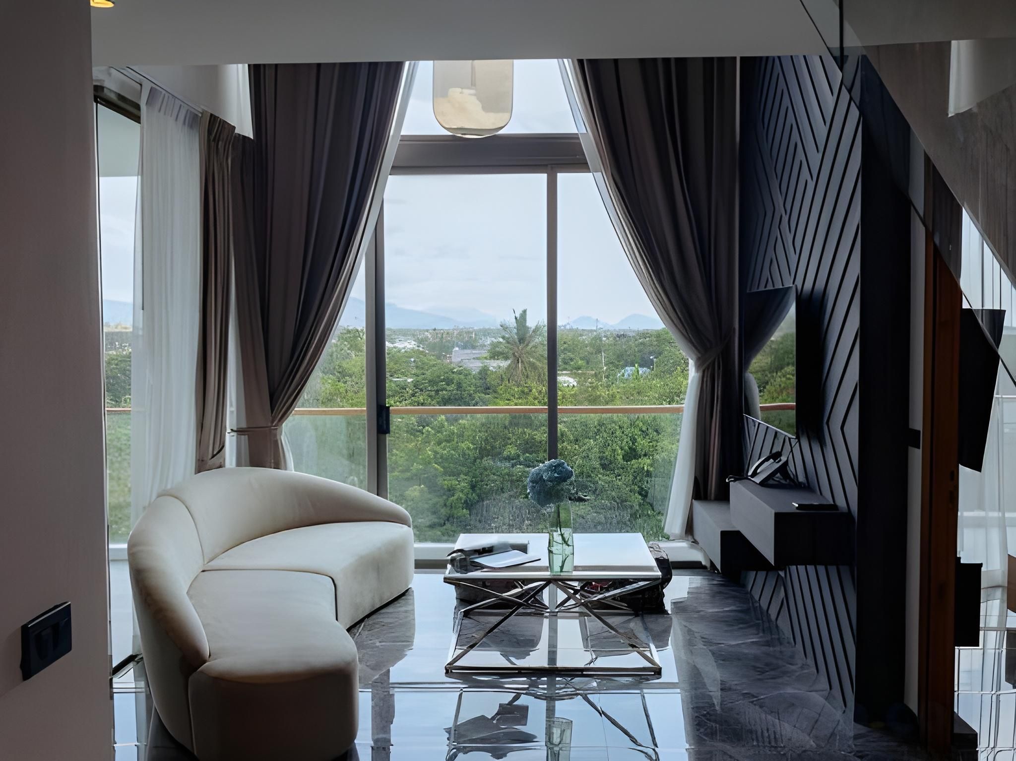 Three-Bedroom Apartment with Mountain View