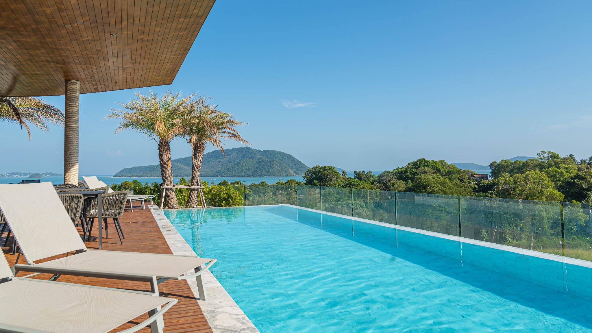 swimming pool [outdoor]