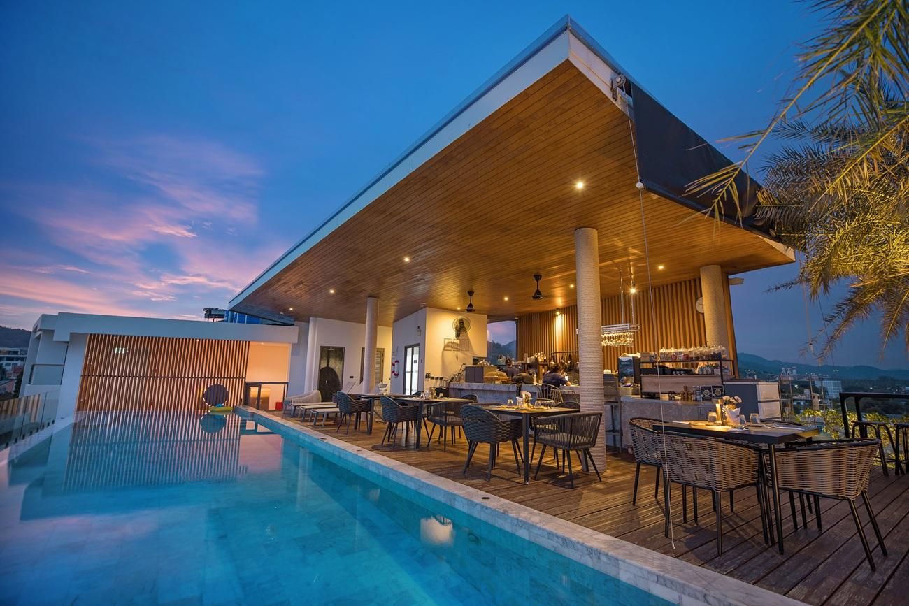 swimming pool [outdoor]