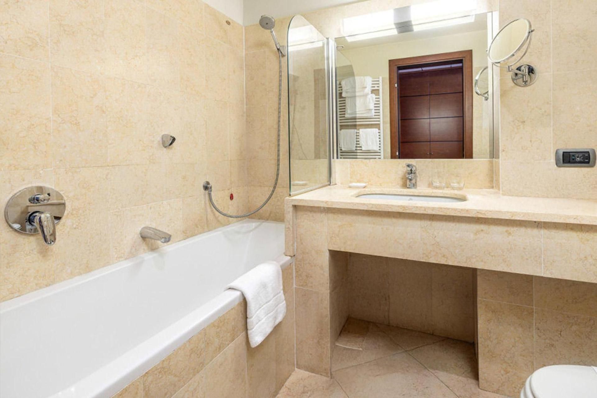 B&B HOTEL Imperia Rossini al Teatro Deluxe Room 3