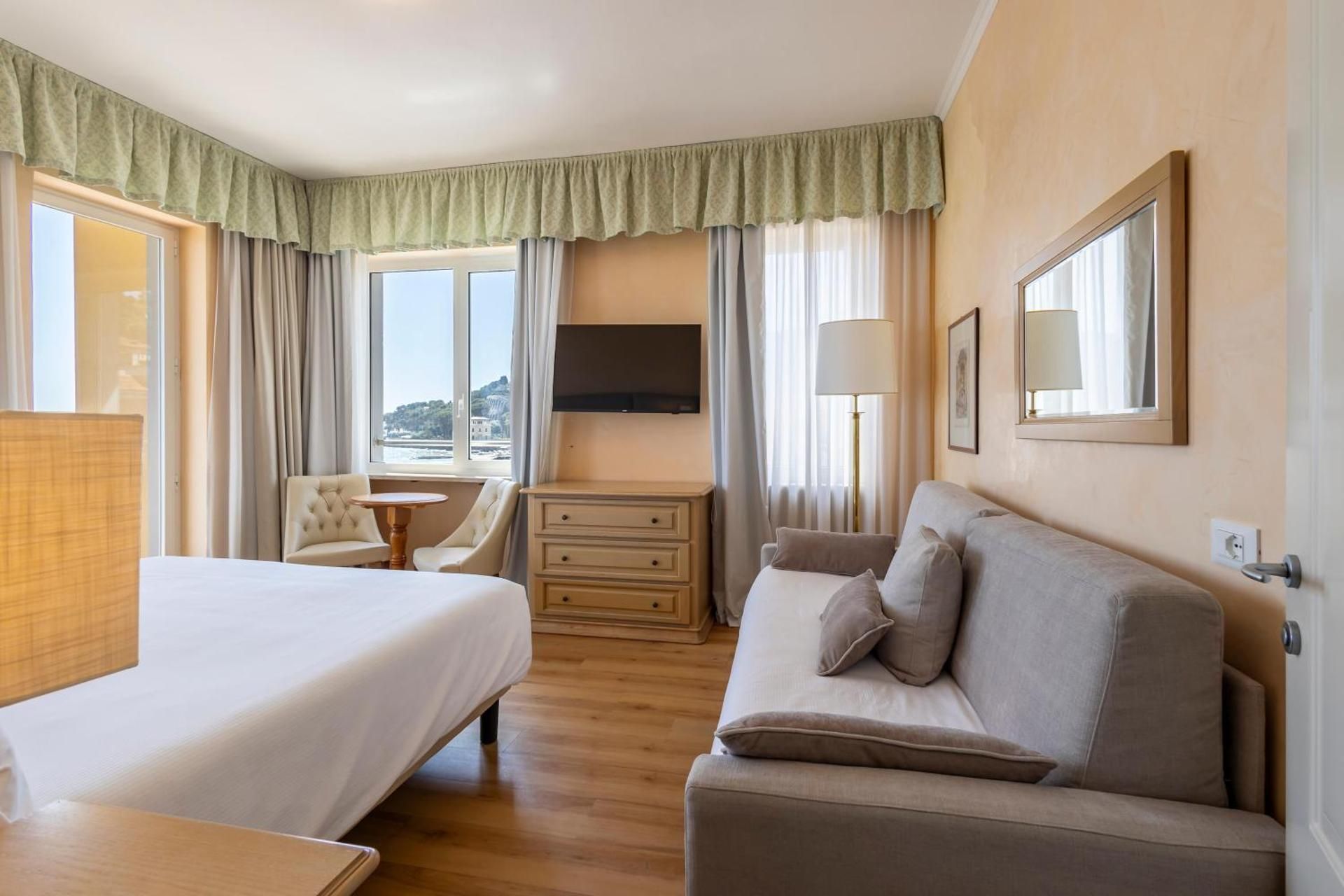 Junior Suite with Terrace and Side Sea View