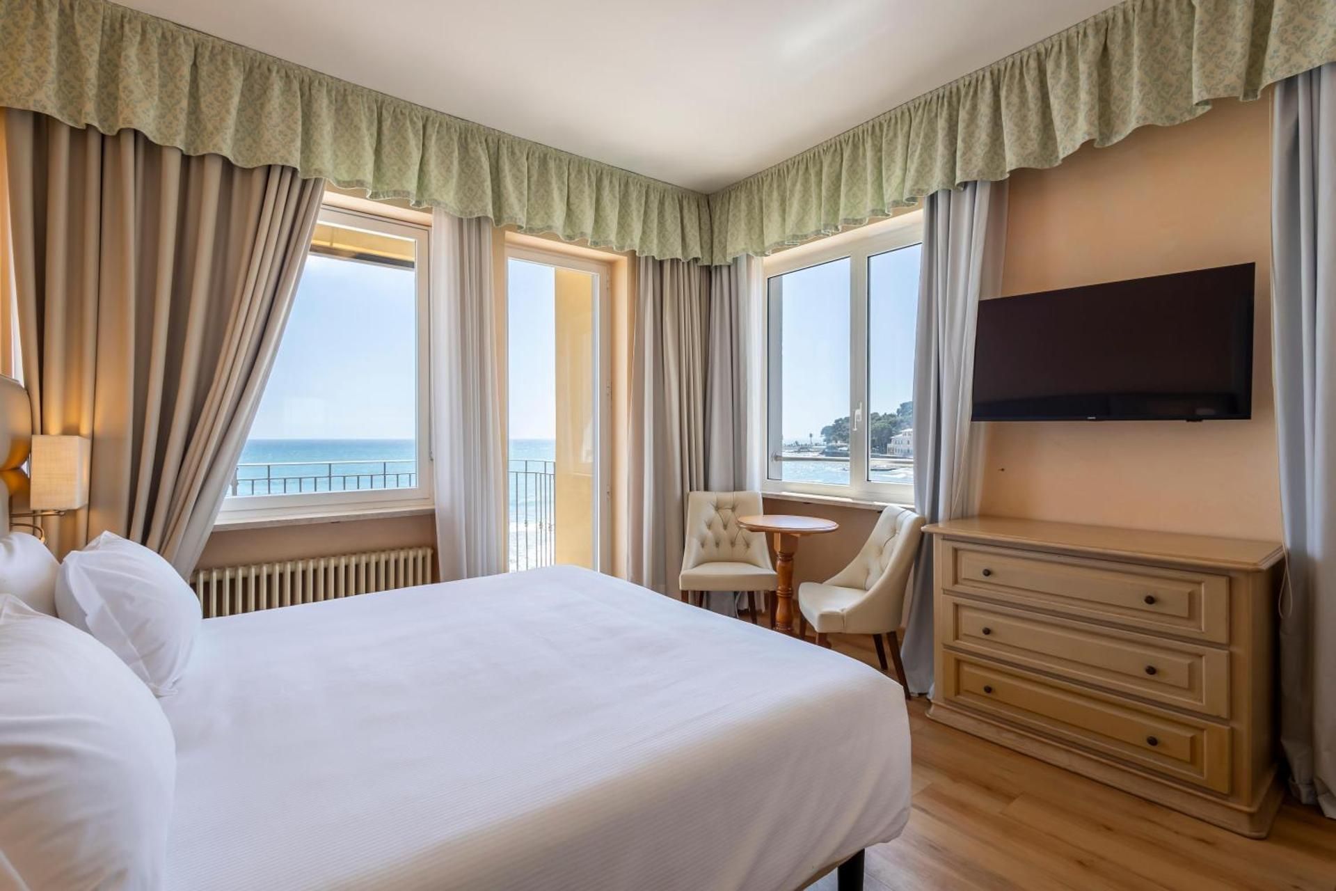 Junior Suite with Terrace and Side Sea View