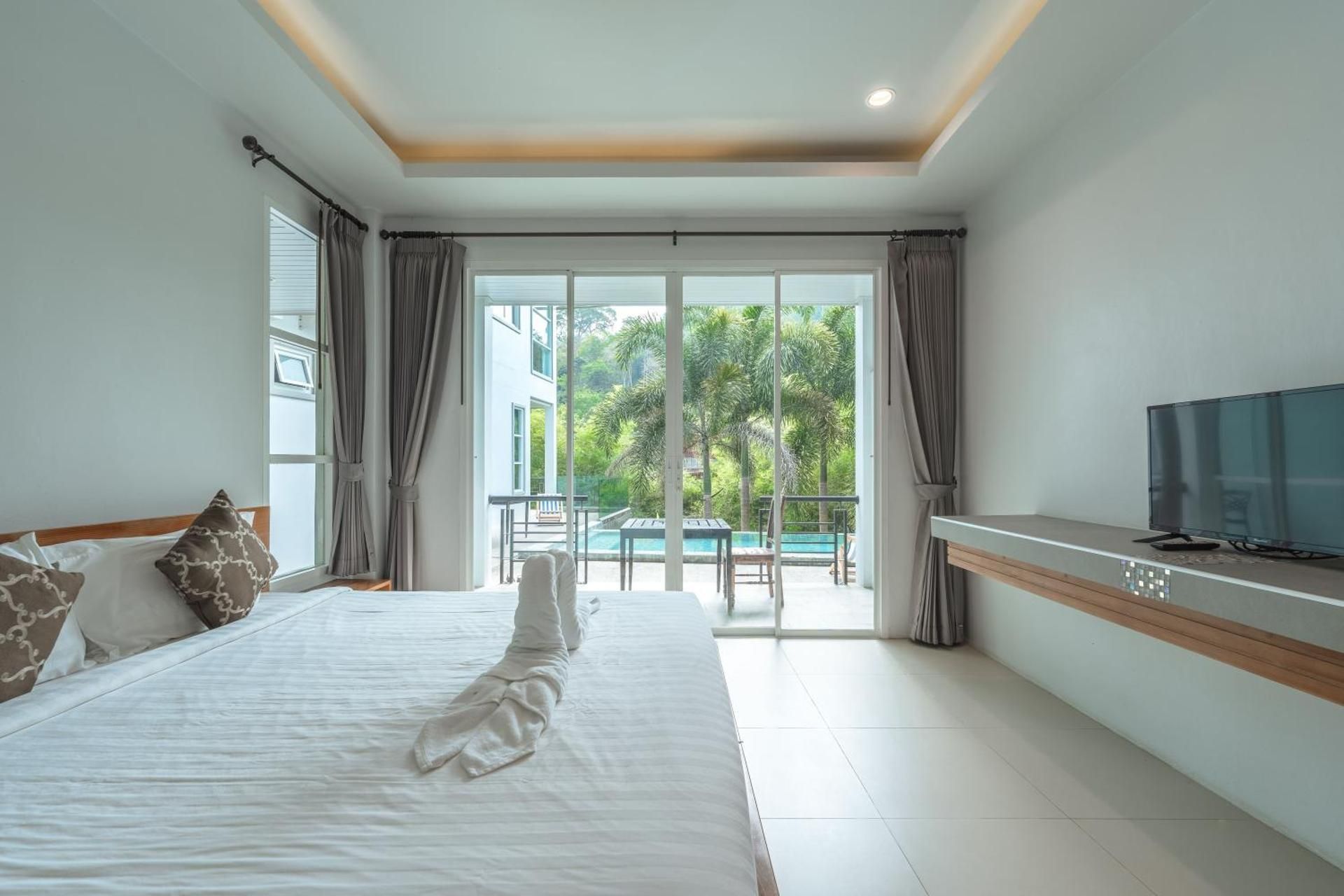 Little Kamala Hill King Room with Pool View 2