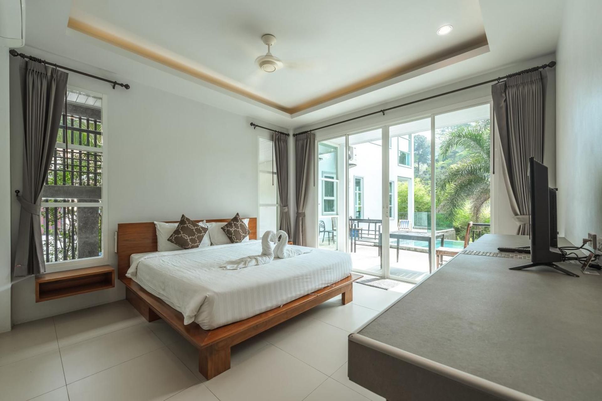 Little Kamala Hill King Room with Pool View