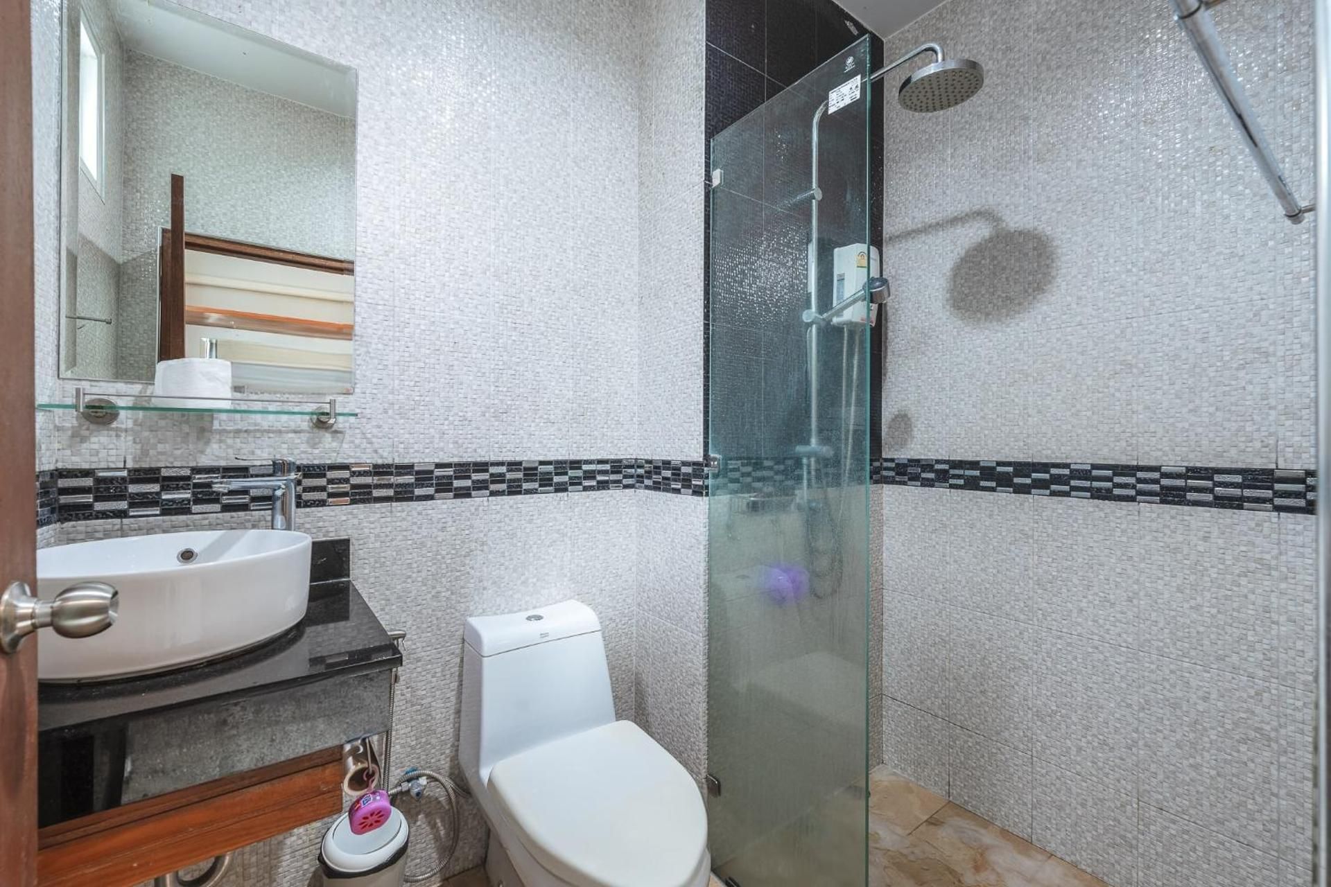 Little Kamala Hill King Room with Pool View 3