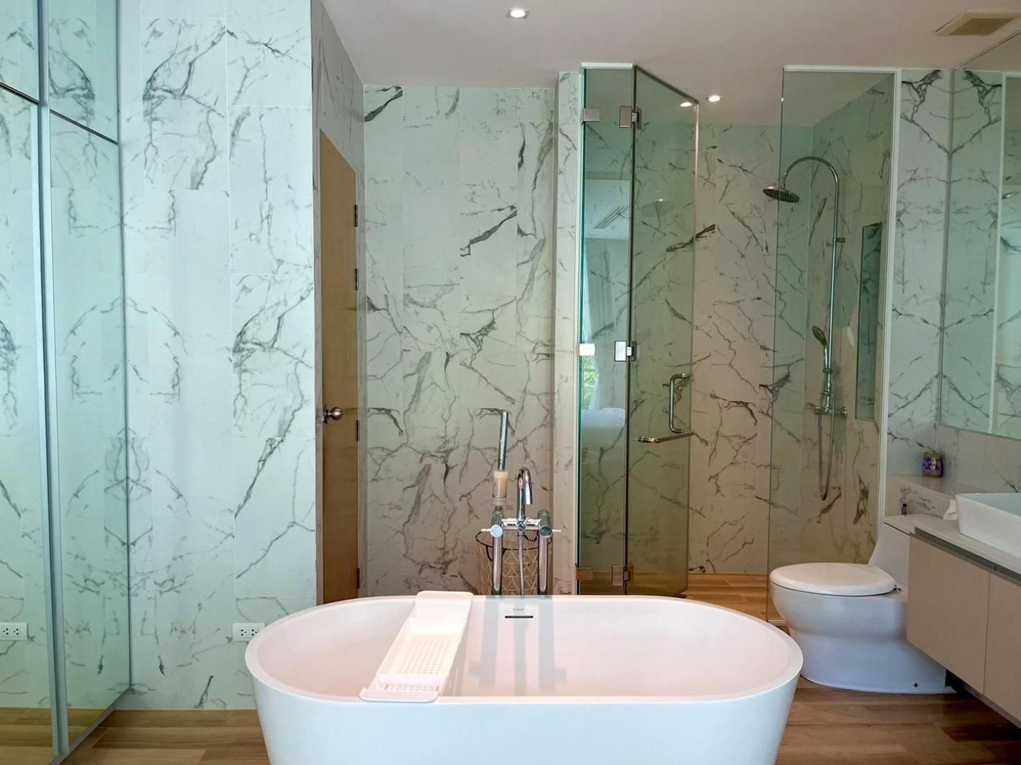 Deluxe One-Bedroom Apartment