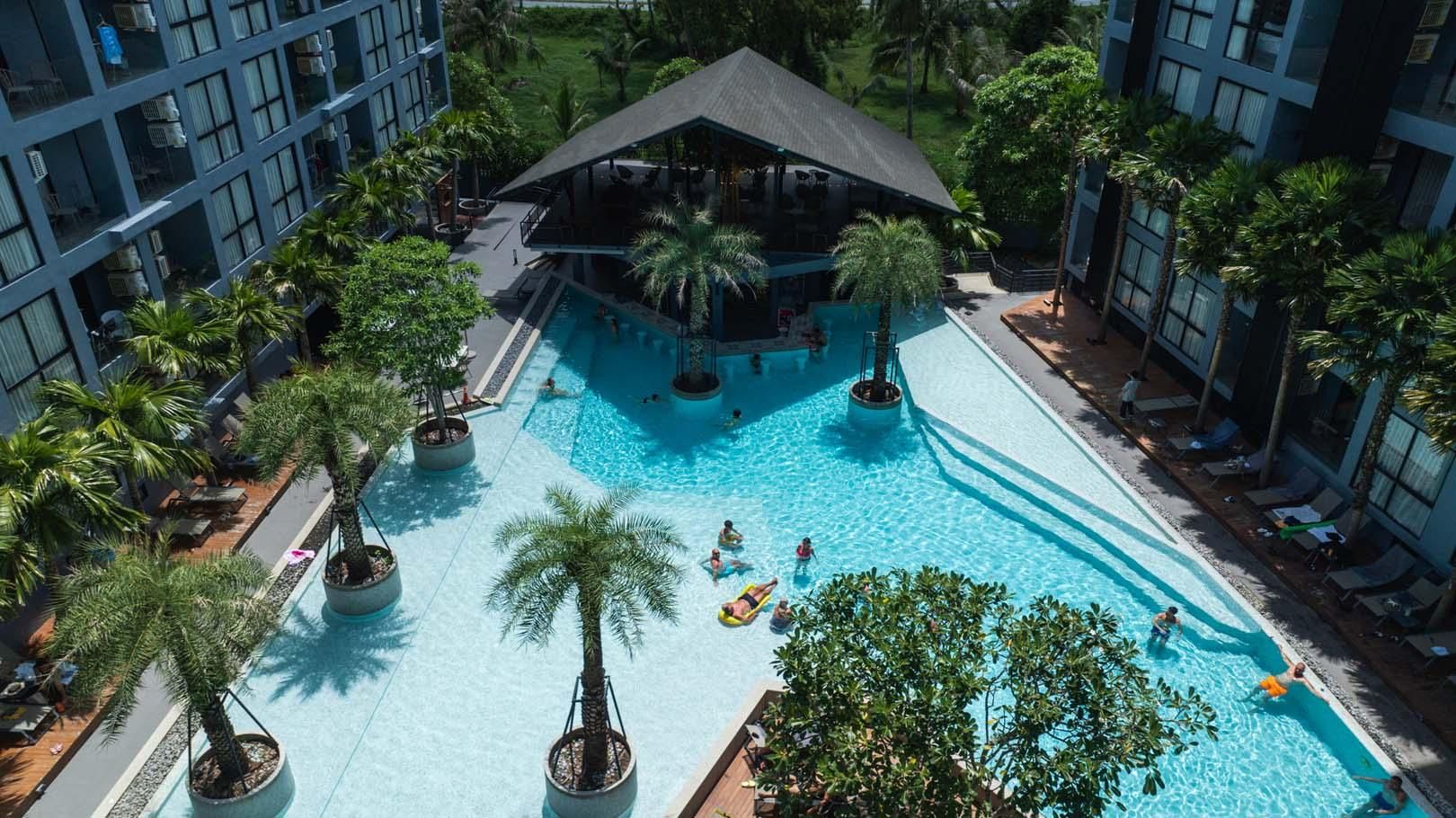 swimming pool [outdoor]