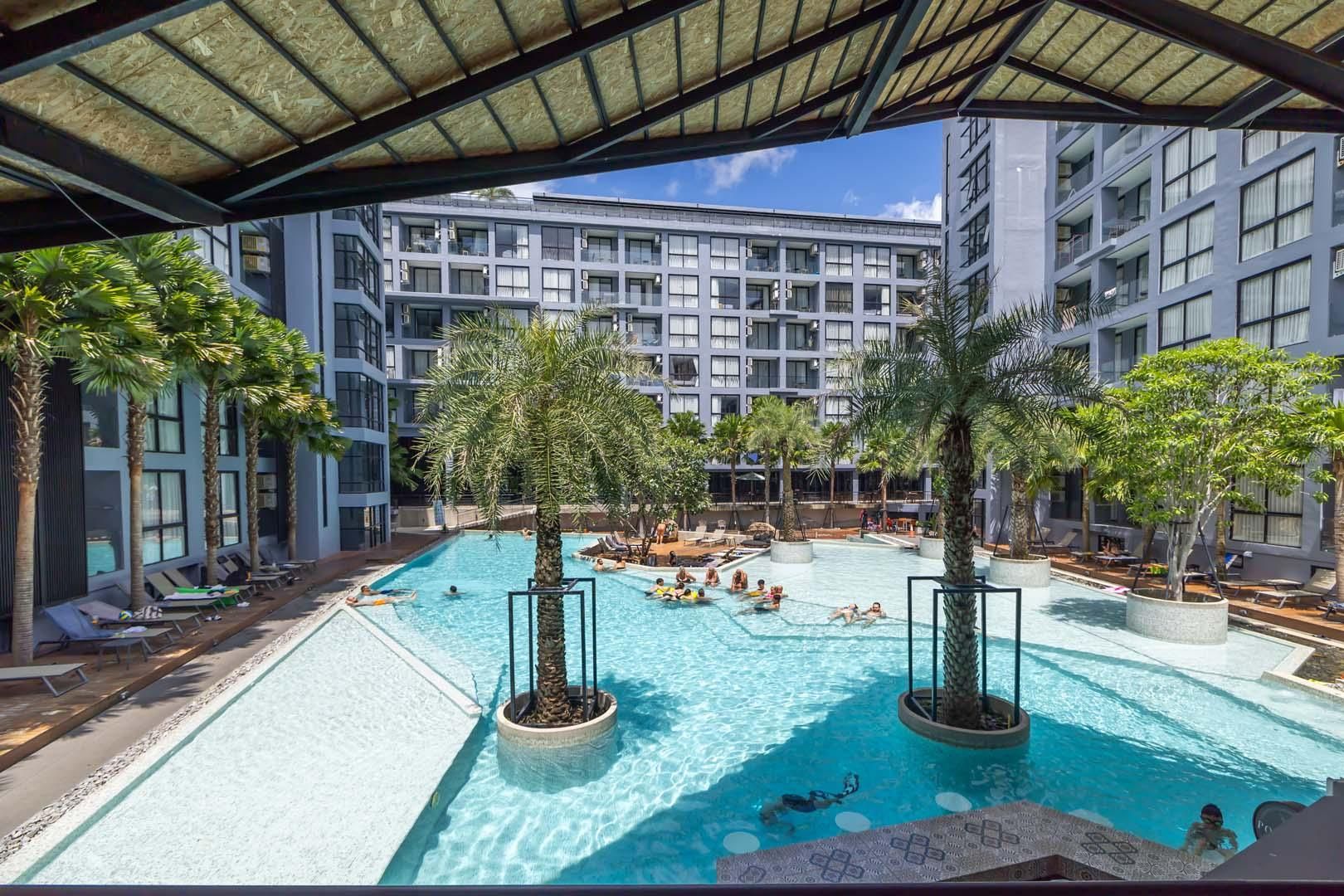 swimming pool [outdoor]